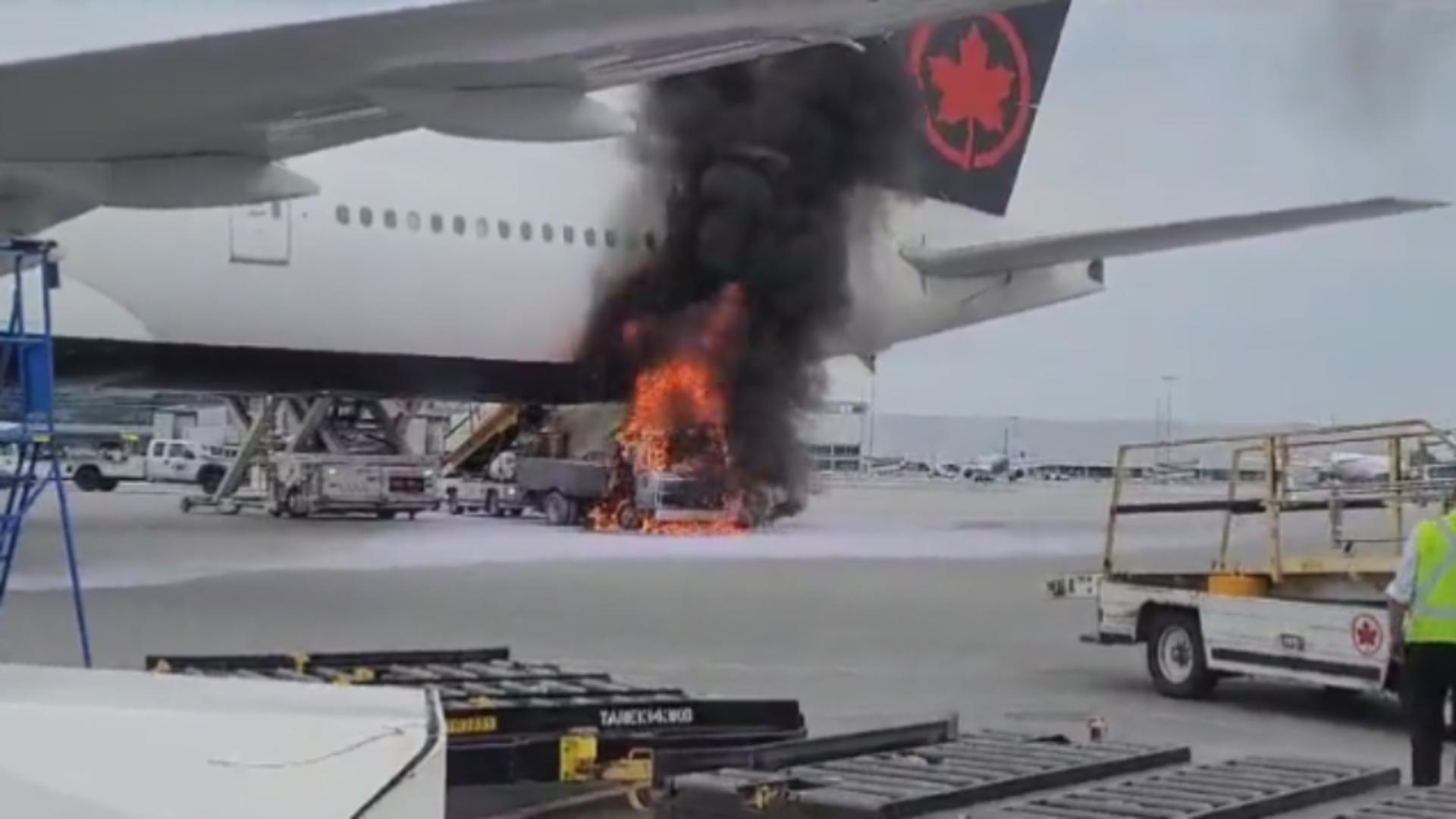 Avion cuprins de flăcări după ce o camionetă a luat foc chiar sub aeronavă! Panică uriașă pe un aeroport din Canada - VIDEO