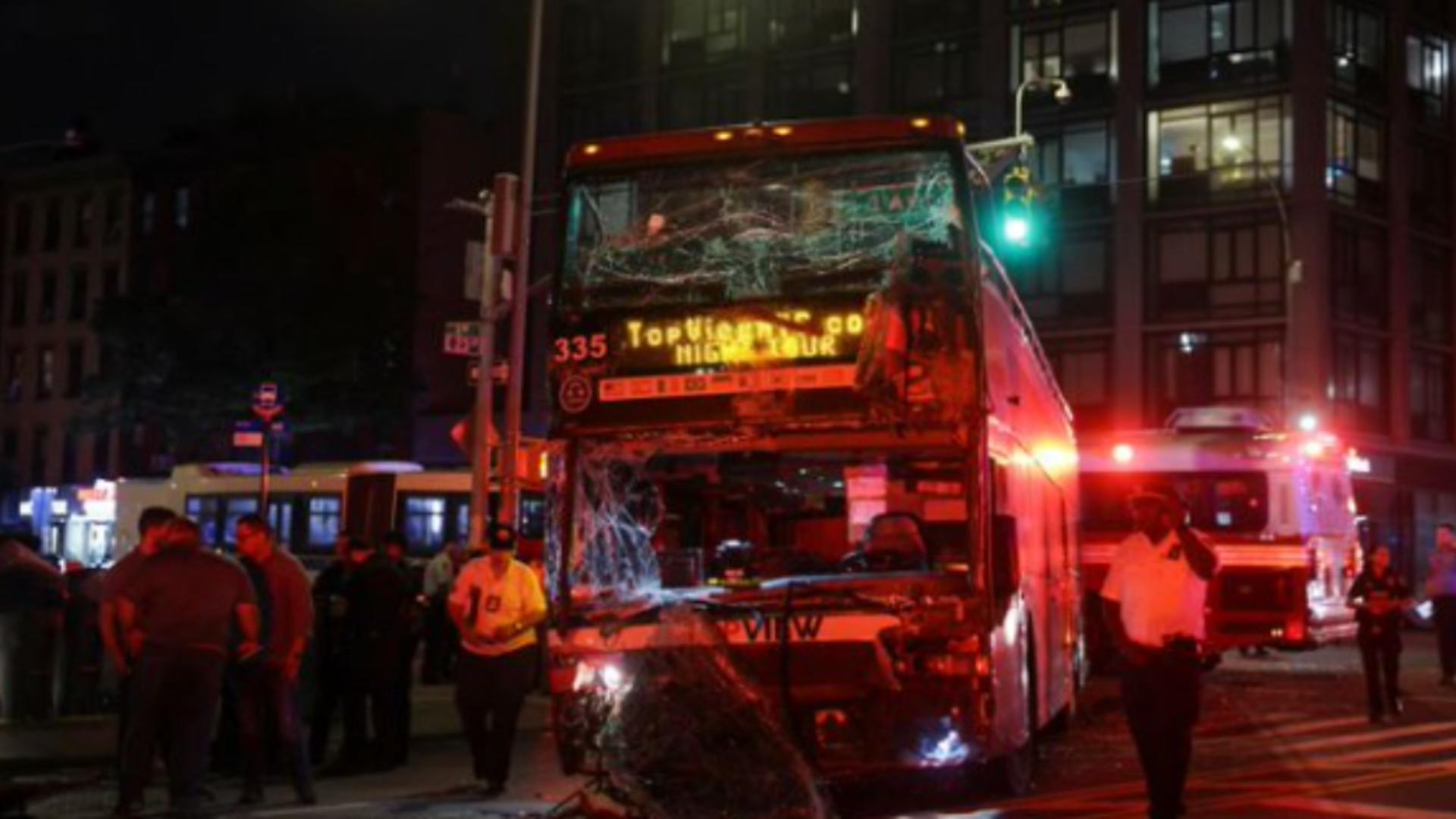 Zeci de răniți după ce două autobuze s-au ciocnit violent, pe un bulevard din Manhattan/ Captură video