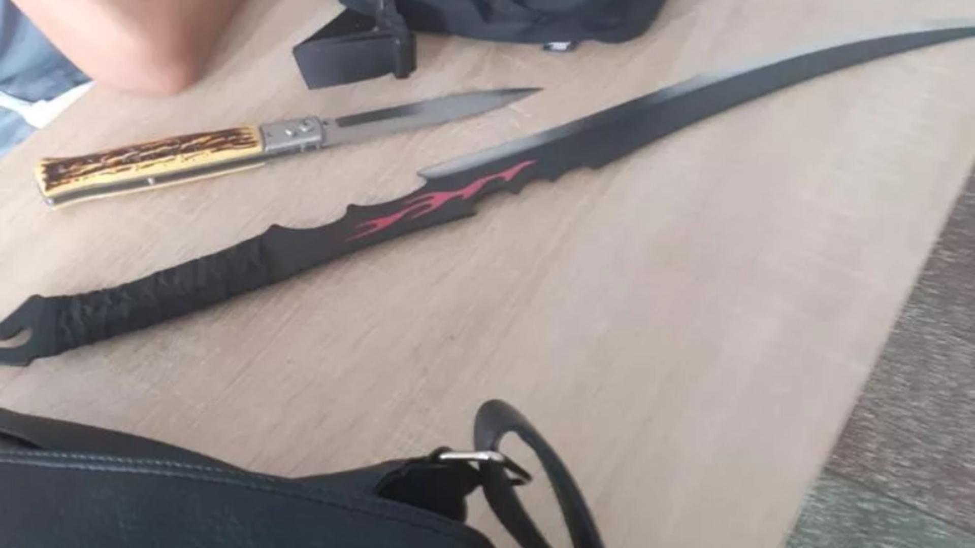 Un tânăr de 19 ani, înarmat cu o macetă și un cuțit lângă un loc de joacă din Drobeta-Turnu Severin - Incredibil ce a povestit polițiștilor