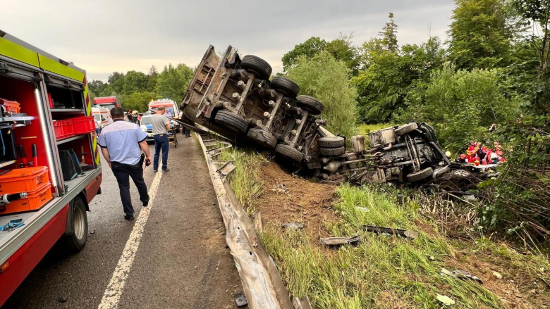 Tragedii în serie în județul Suceava. 3 oameni au murit în urma coliziunii dintre TIR-uri și autoturisme
