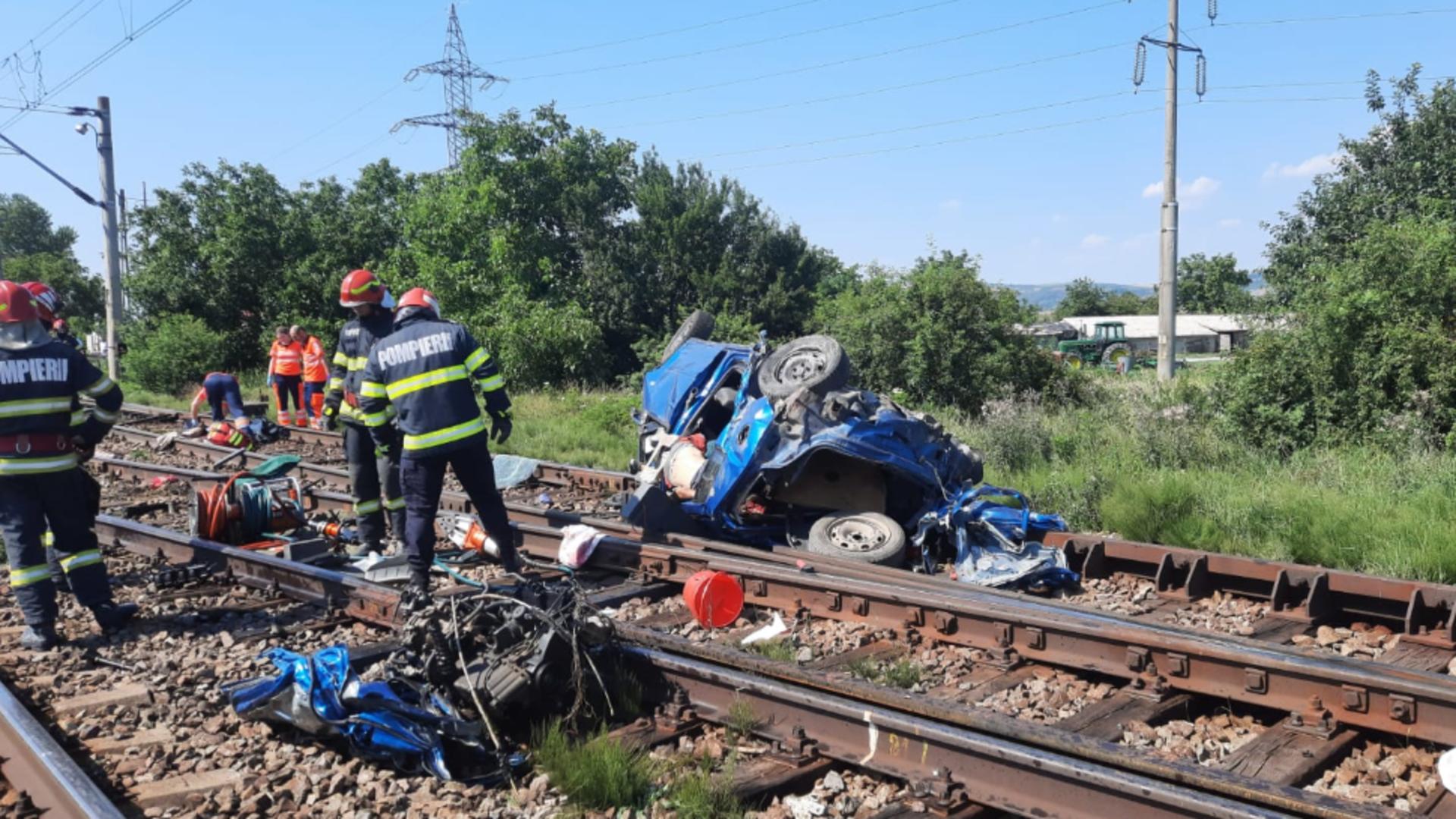 Mașina a fost ruptă în două din cauza impactului (ISU Bacău)