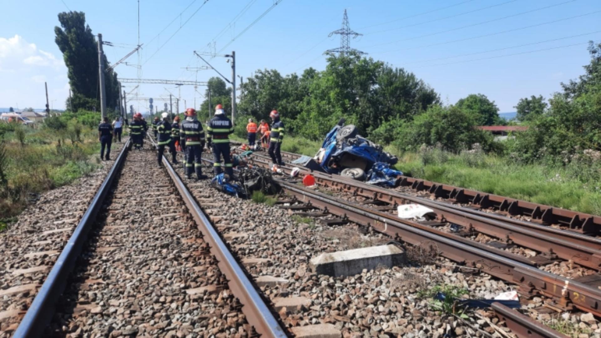 Autoturismul a fost rupt în două în urma impactului violent (ISU Bacău)
