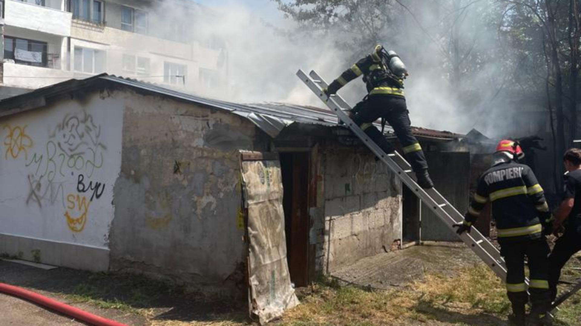 Incendiu devastator în orașul Bacău. 24 de garaje au fost făcute scrum