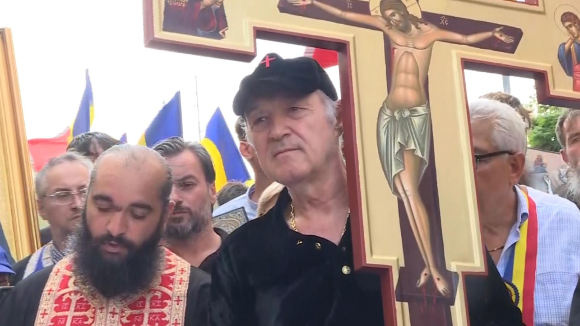 Gigi Becali a sfințit traseul pe care s-a desfășurat parada gay: „Noi facem marș de iertare a lor, de sfințire a locului, de iertare”