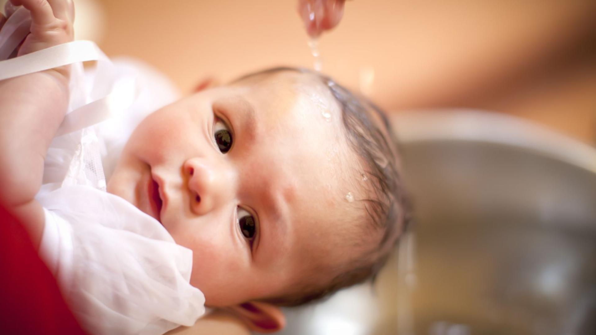 În tradiția bisericii ortodoxe, botezul copilului are loc, ideal, în primele 40 de zile de la naștere
