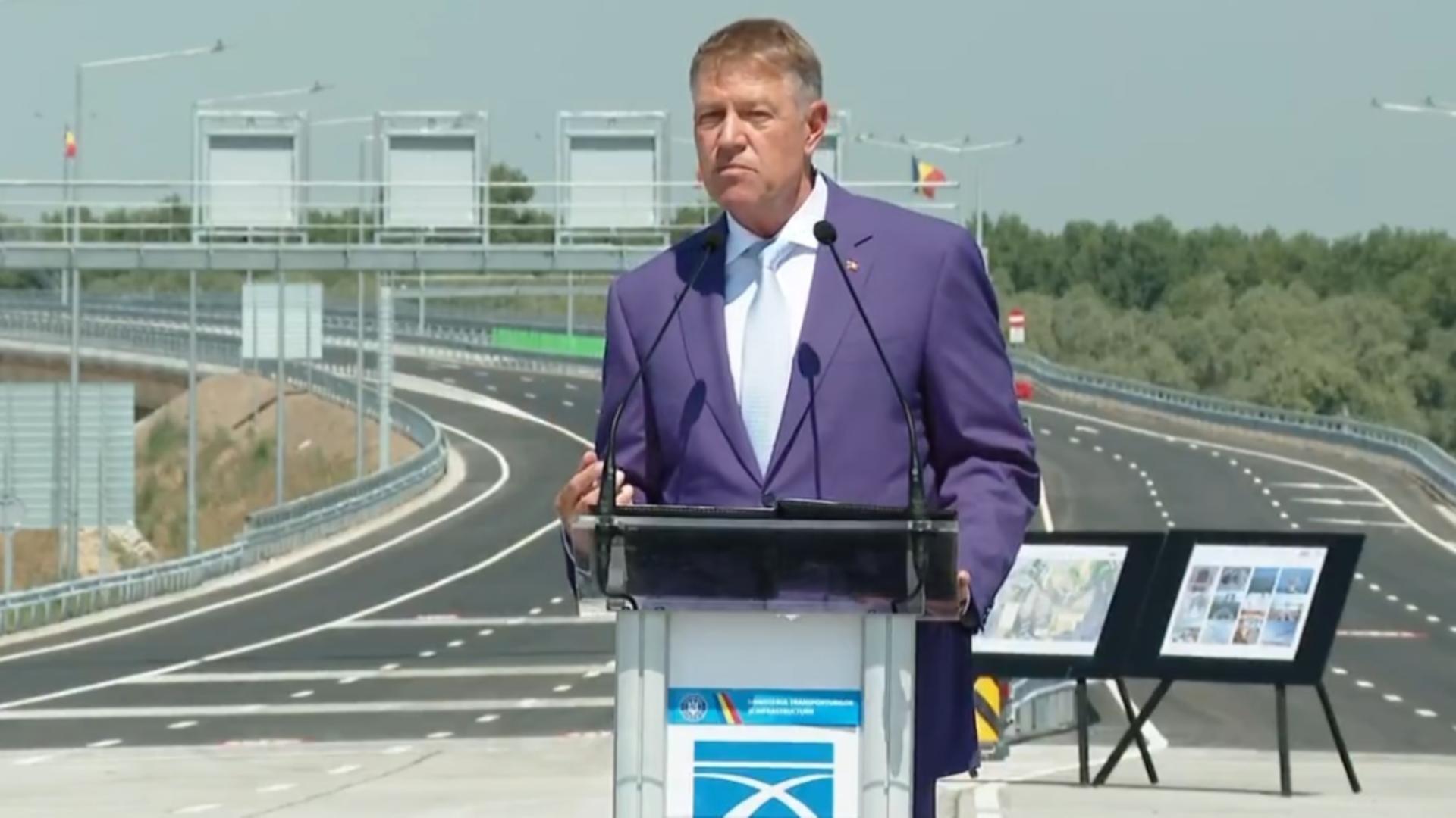 Klaus Iohannis, la inaugurarea podului de la Brăila: „Vrem o Românie conectată, cu drumuri mai bune”