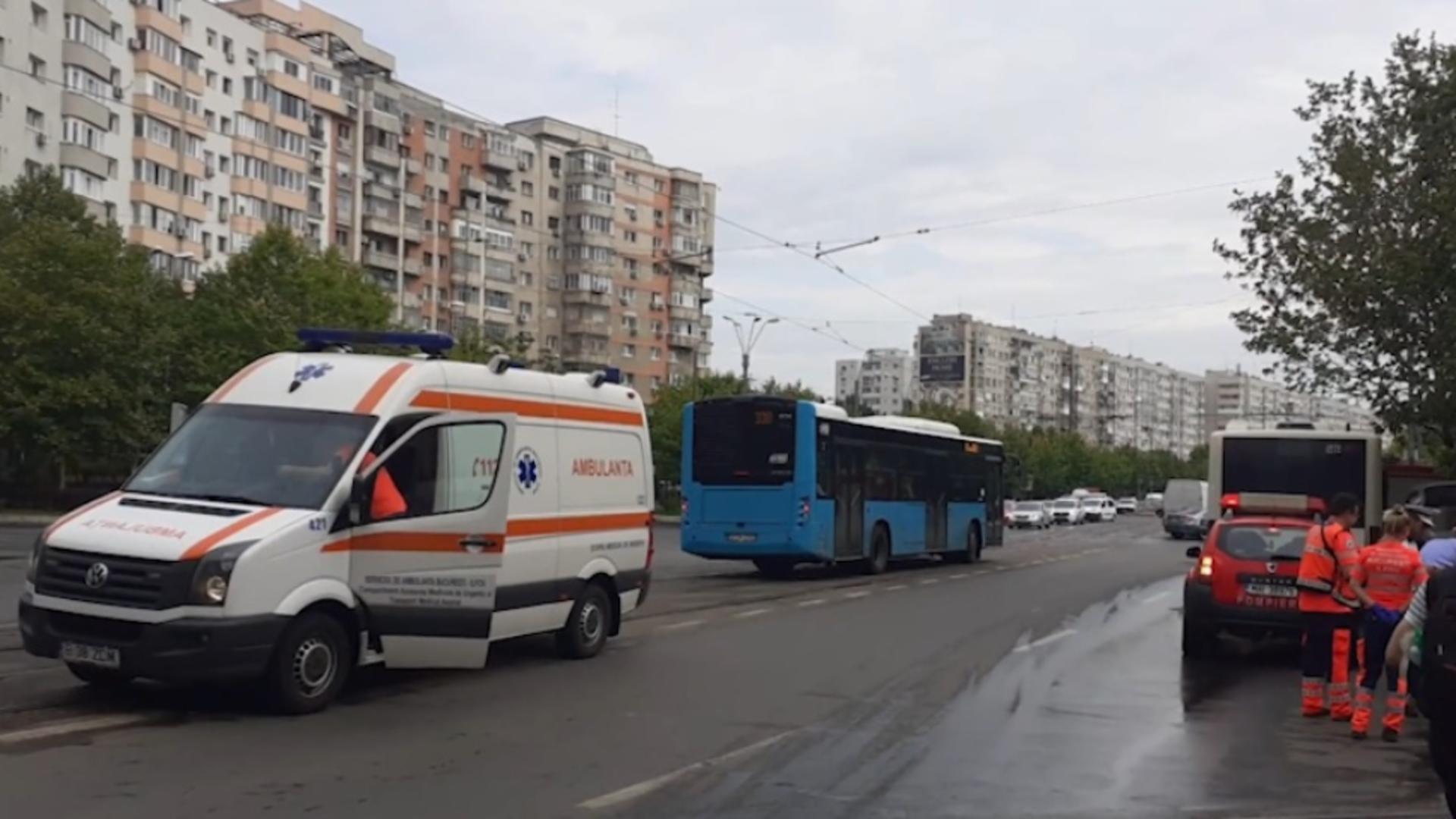 Accident între un autobuz STB și o mașină, în Capitală – O victimă se află în stare gravă