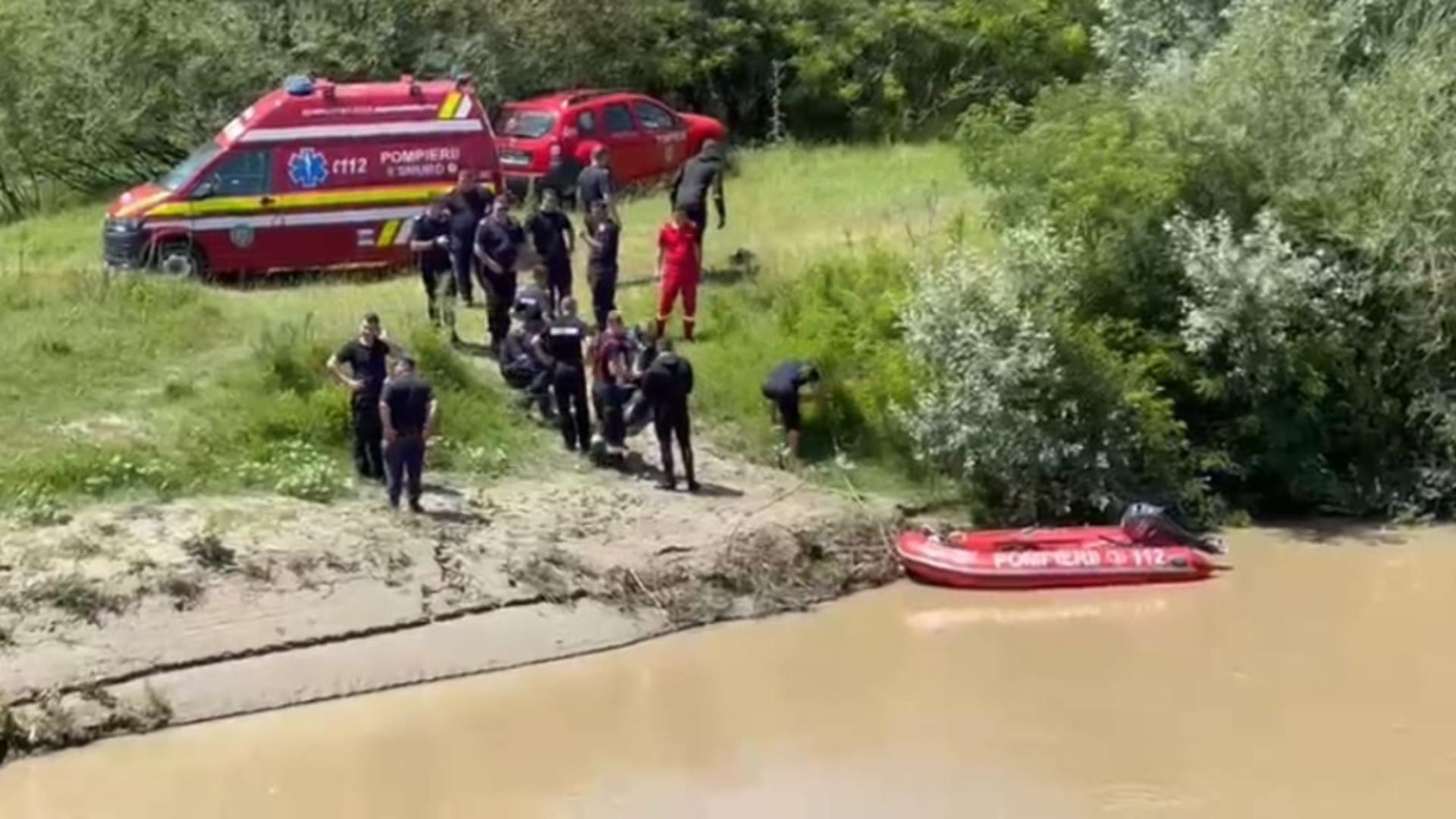 Pompierii caută o persoană care ar fi căzut în râul Bega. Pe mal s-au găsit doi câini care lătrau spre apă