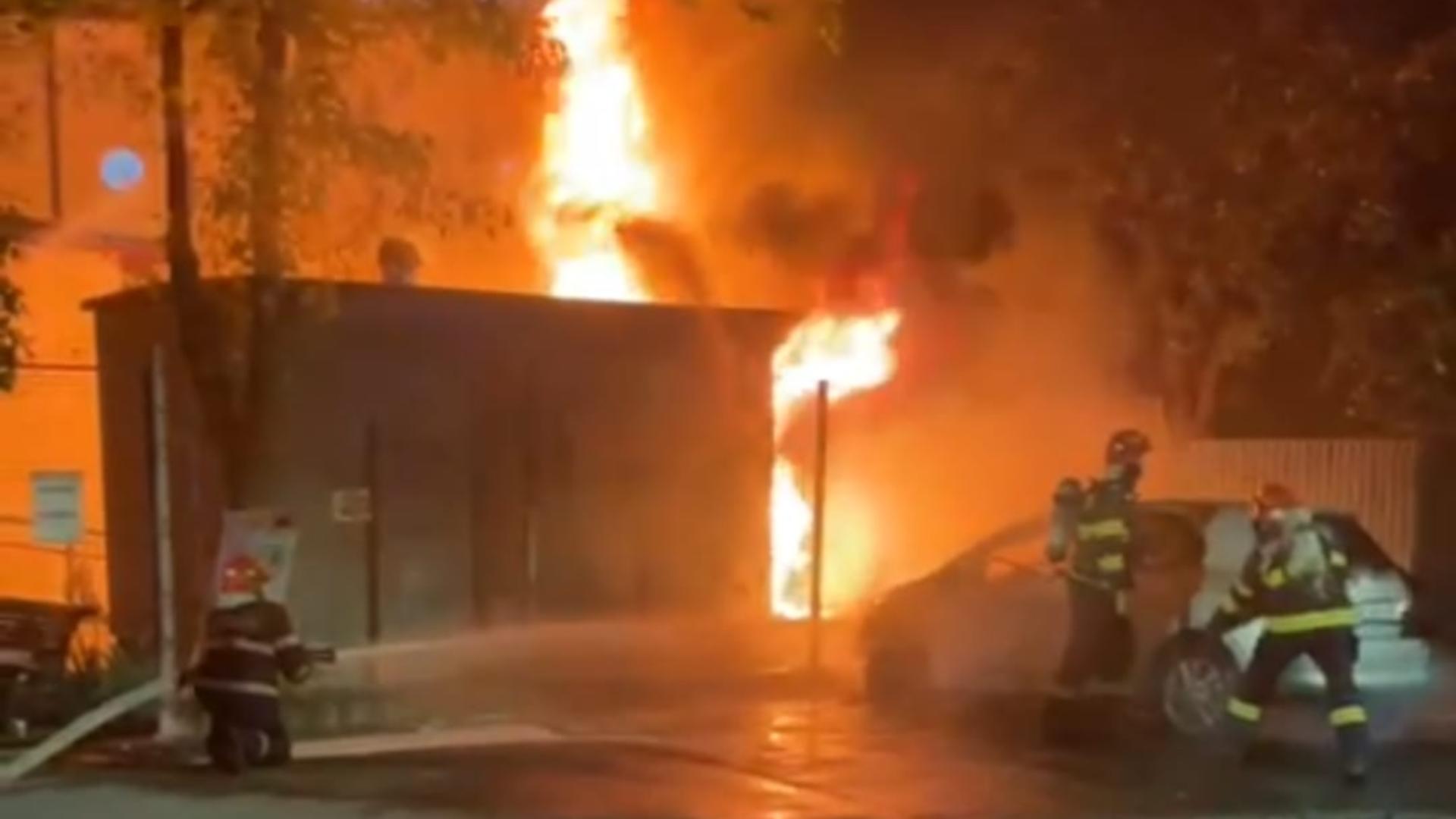 Incendiu violent lângă spitalul Marie Curie din Capitală