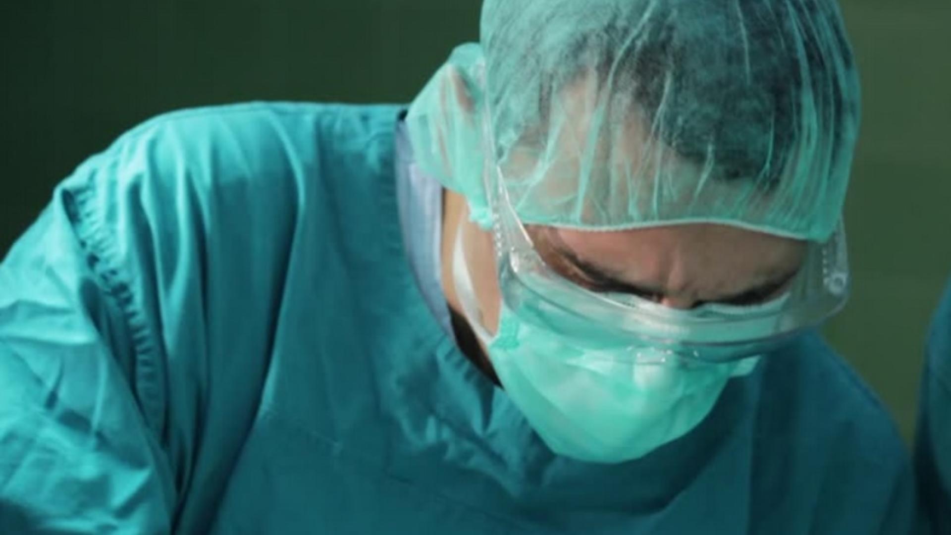 Medicul care a uitat mânerul de la frână în piciorul pacientului și-a cerut scuze