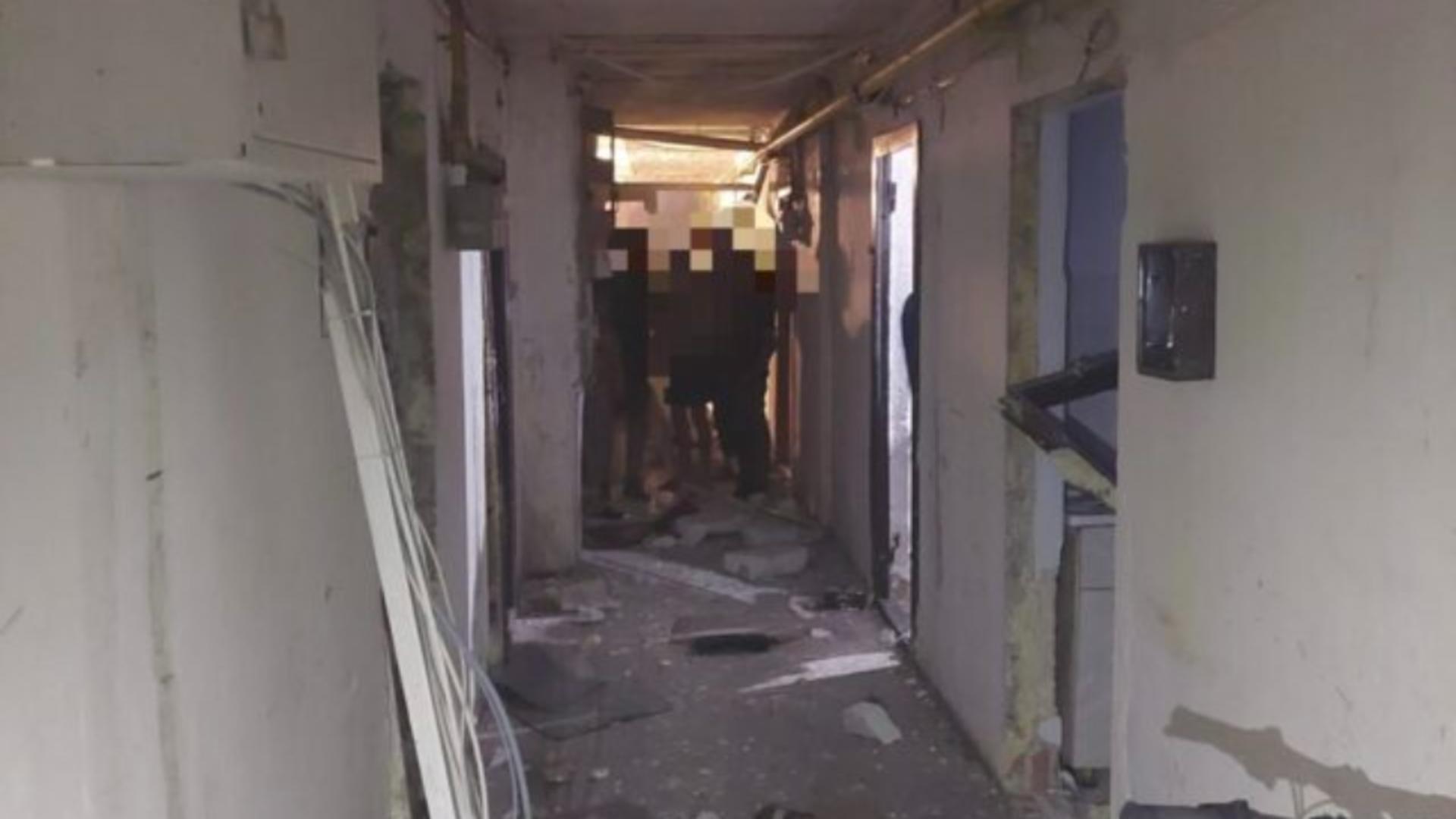 Explozie într-un bloc din Zărnești – Patru persoane au fost rănite și transportate la spital – Clădirea a fost distrusă