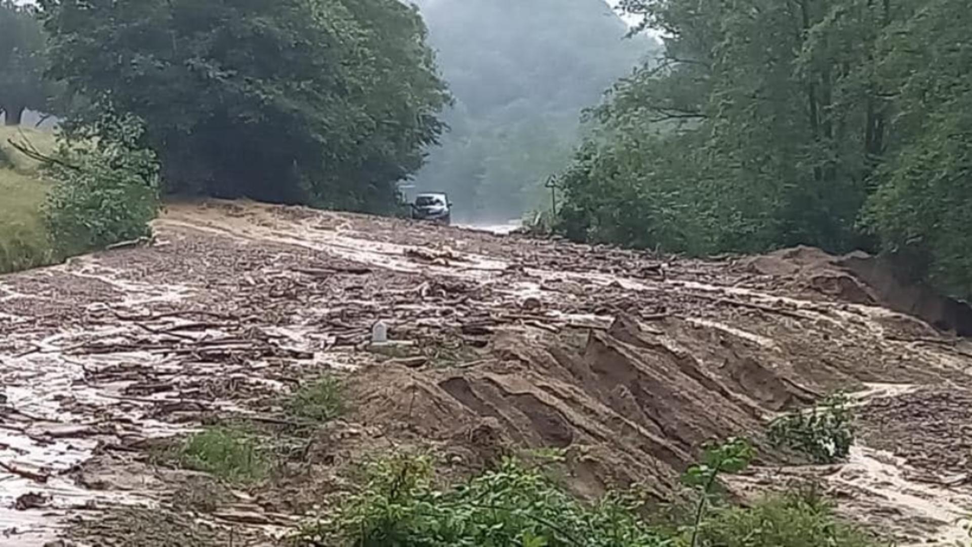 Aluviunile au acoperit drumul spre Sarmisegetuza (CJ Hunedoara)