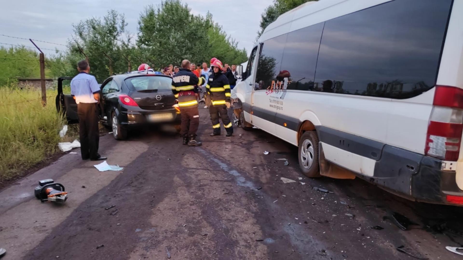 Microbuz cu 12 persoane, accident violent cu o mașină pe DN1, la Valea Călugărească – 2 persoane încarcerate – A fost activat Planul ROȘU