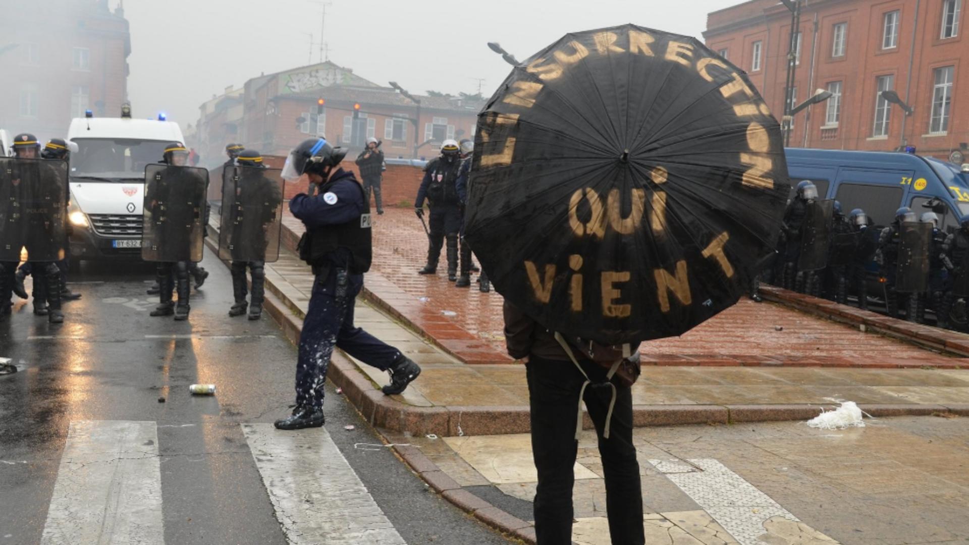 A șasea zi consecutivă de proteste violente în Franța. Foto/Profimedia