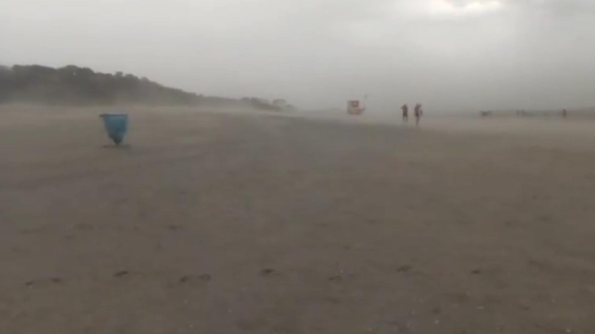 VIDEO – Furtună devastatoare pe litoral – imagini surprinse de turiști la malul mării. Cod portocaliu de fenomene extreme în Constanța