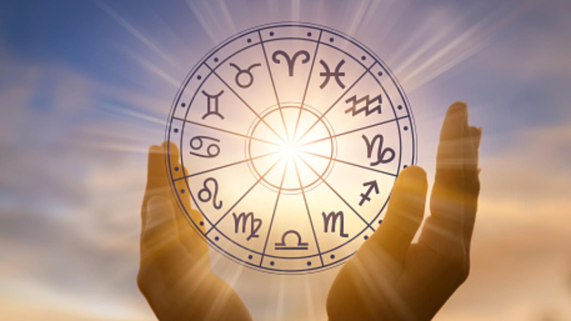 Horoscop Weekend 5-6 august 2023. Cine sunt zodiile norocoase sprijinite de Luna plină în Vărsător