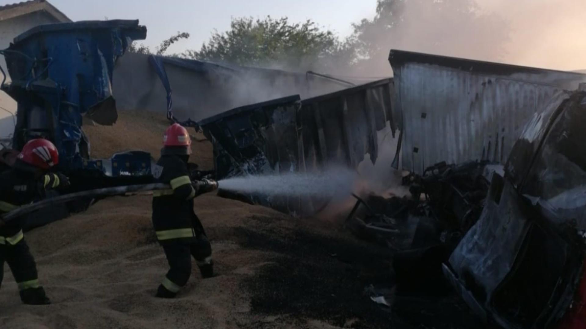 2 camioane cu cereale s-au ciocnit, a izbucnit un INCENDIU devastator. A venit elicopterul SMURD