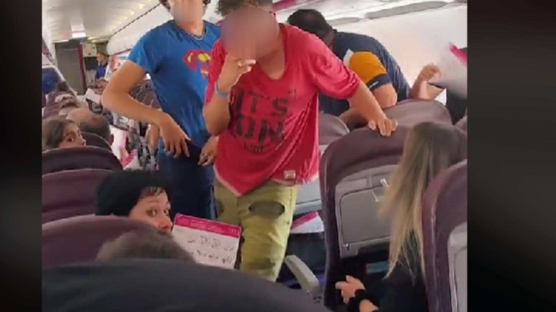 Căldură sufocantă într-o aeronavă București-Roma: unui adolescent i s-a făcut rău. Cum au reacționat pasagerii - FOTO&VIDEO