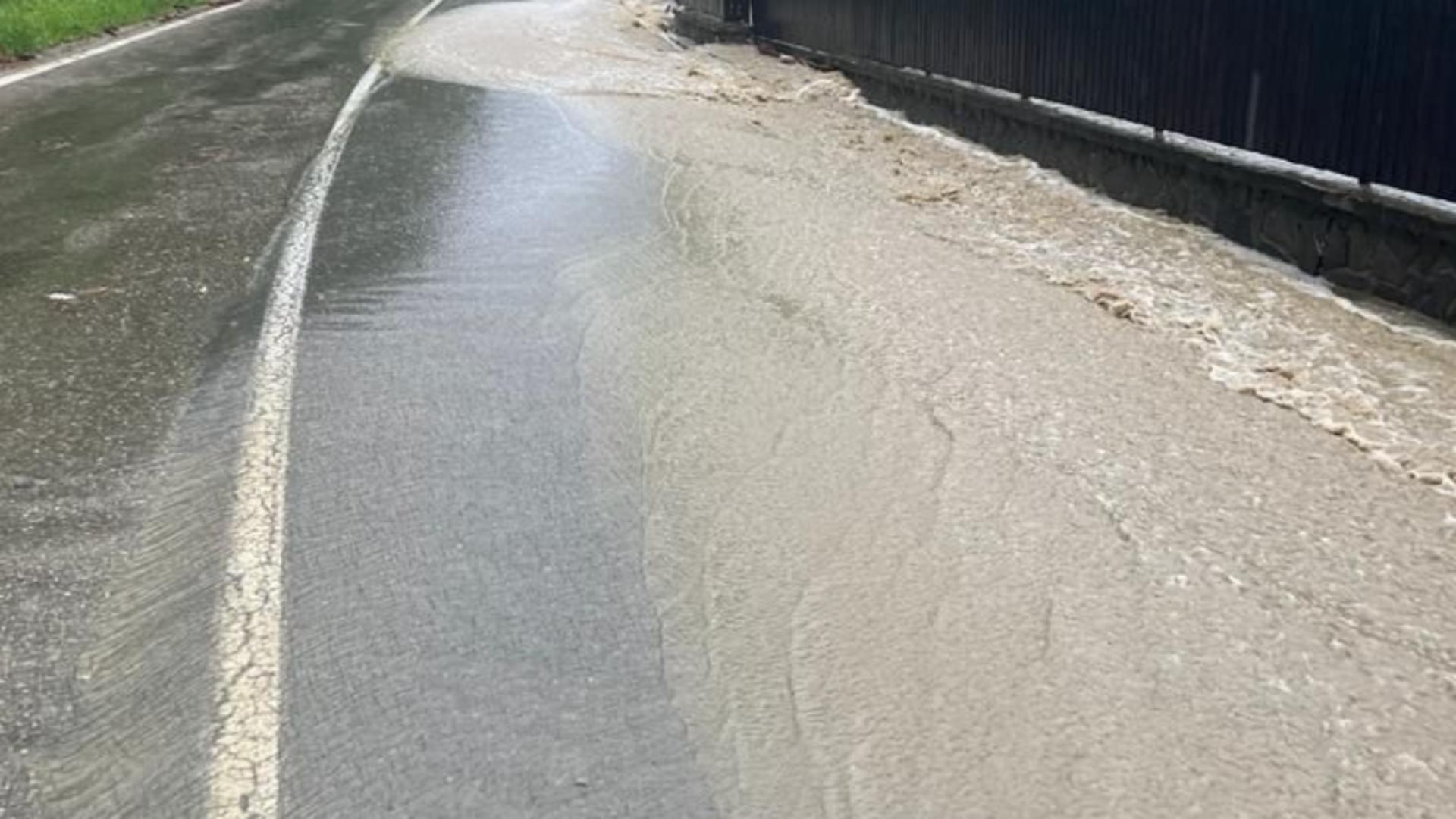Trafic deviat pe DN1 după inundații în Prahova - Apă și aluviuni în zona Gării Sinaia după ploile torențiale