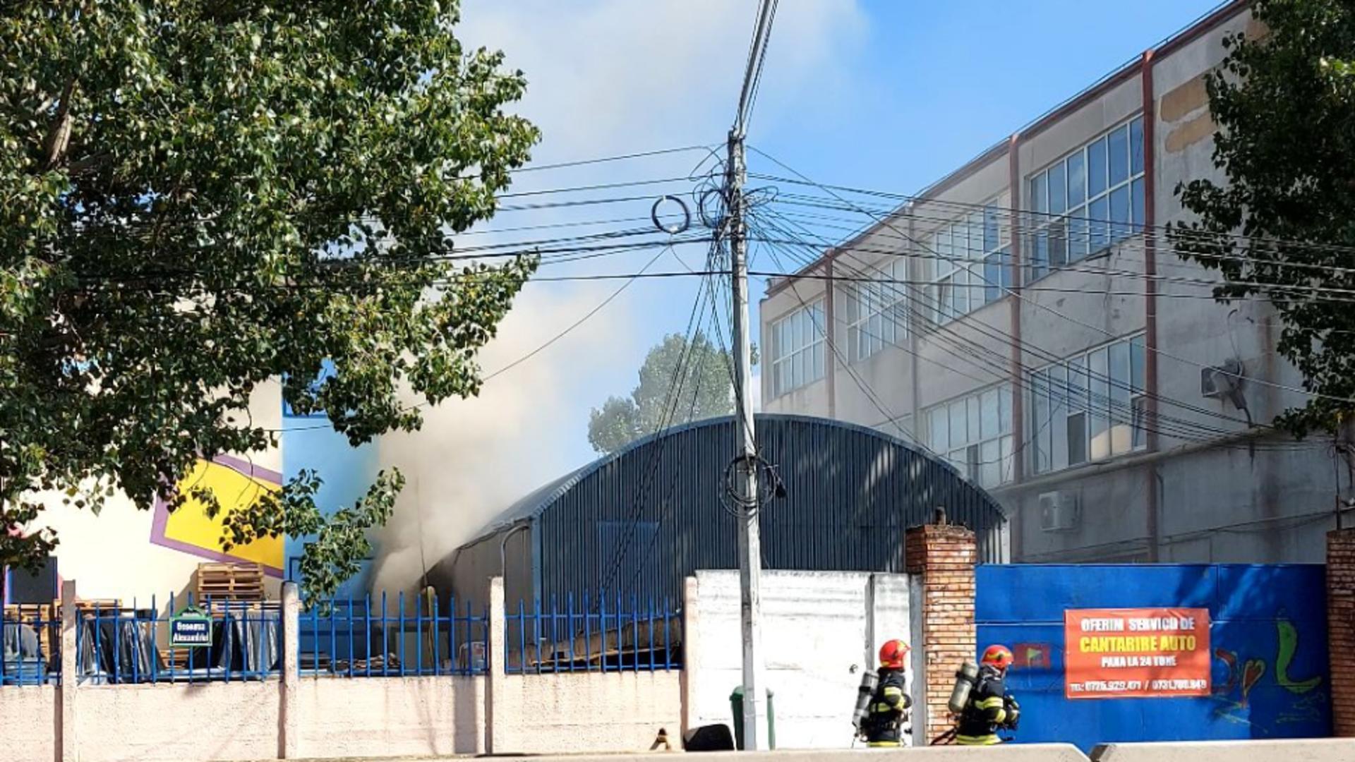 Incendiu de proporții la Bragadiru, la o fabrică de medicamente. Intervenție masivă a pompierilor – VIDEO