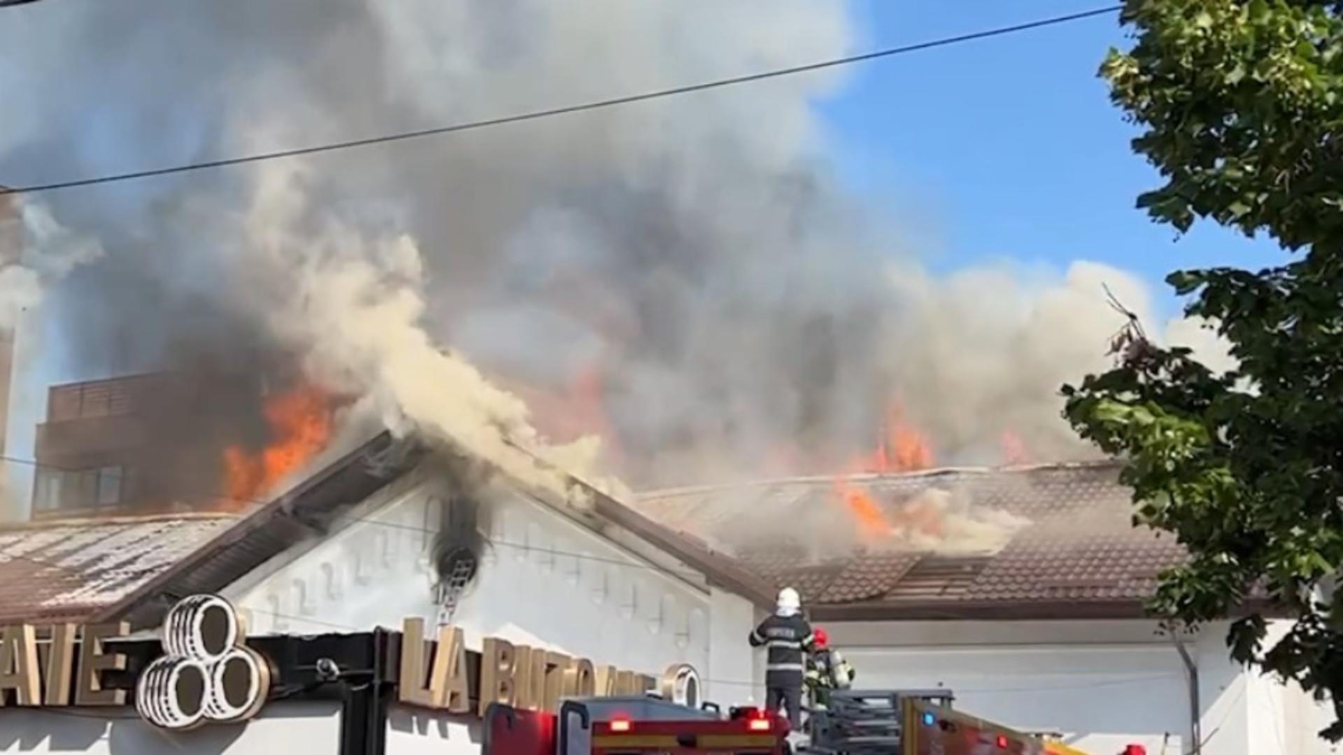 Restaurant celebru din Pitești, mistuit de flăcări: incendiu devastator. Două blocuri din vecinătate, evacuate 