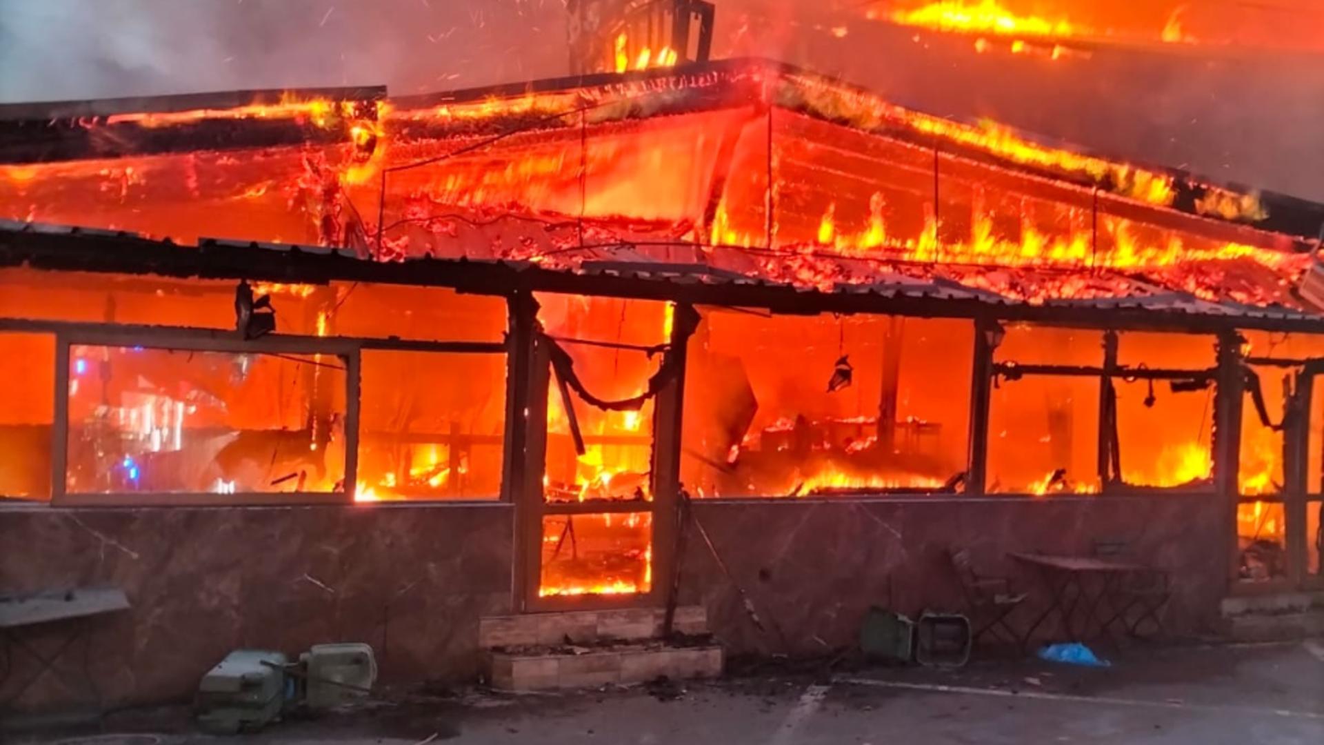 Incendiu uriaș la un motel și restaurant din Băile Herculane