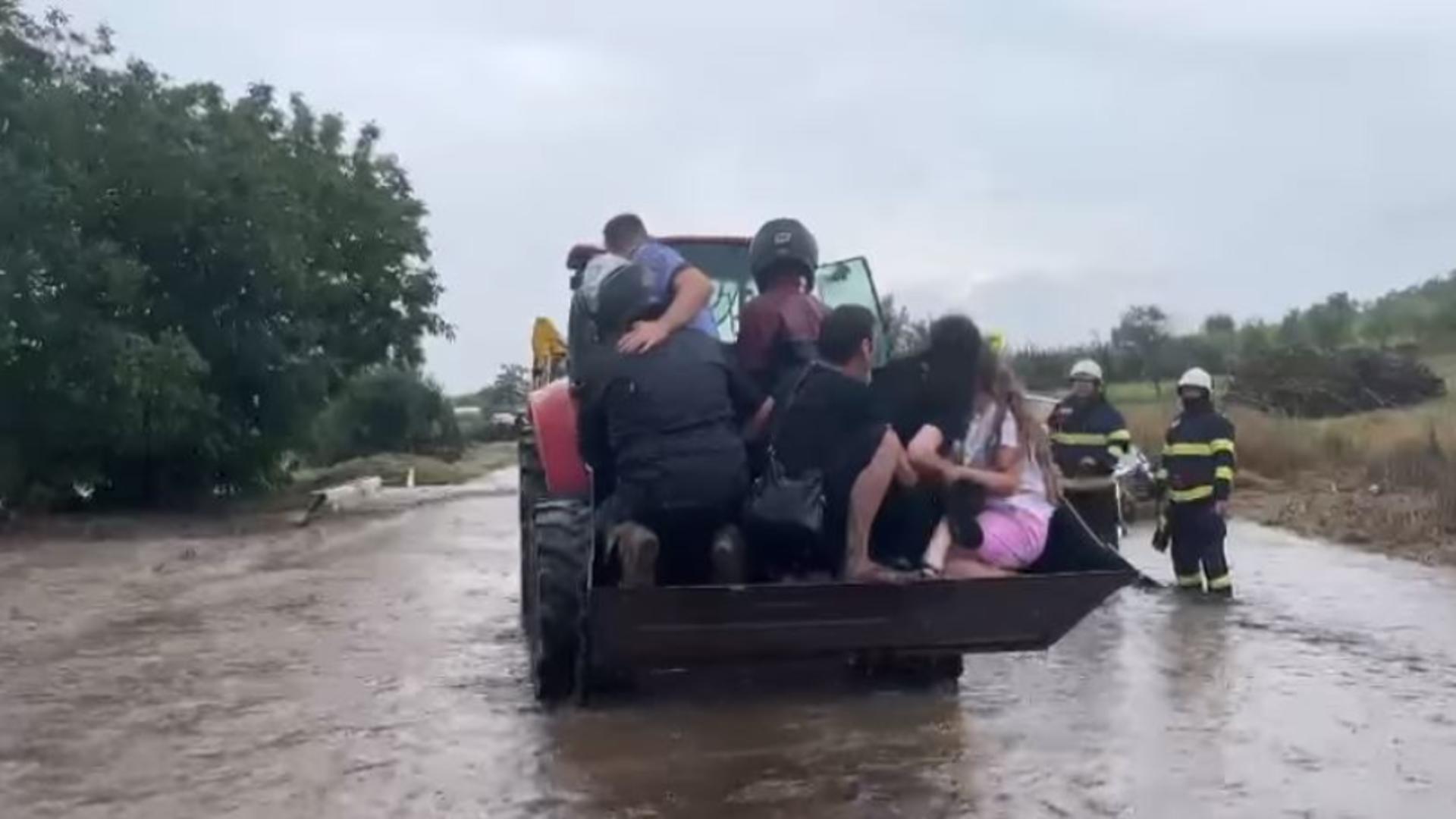 Scene dramatice în Tulcea: O viitură a blocat total un drum național - 10 oameni salvați, mașini blocate în ape - Mesaje RO-ALERT