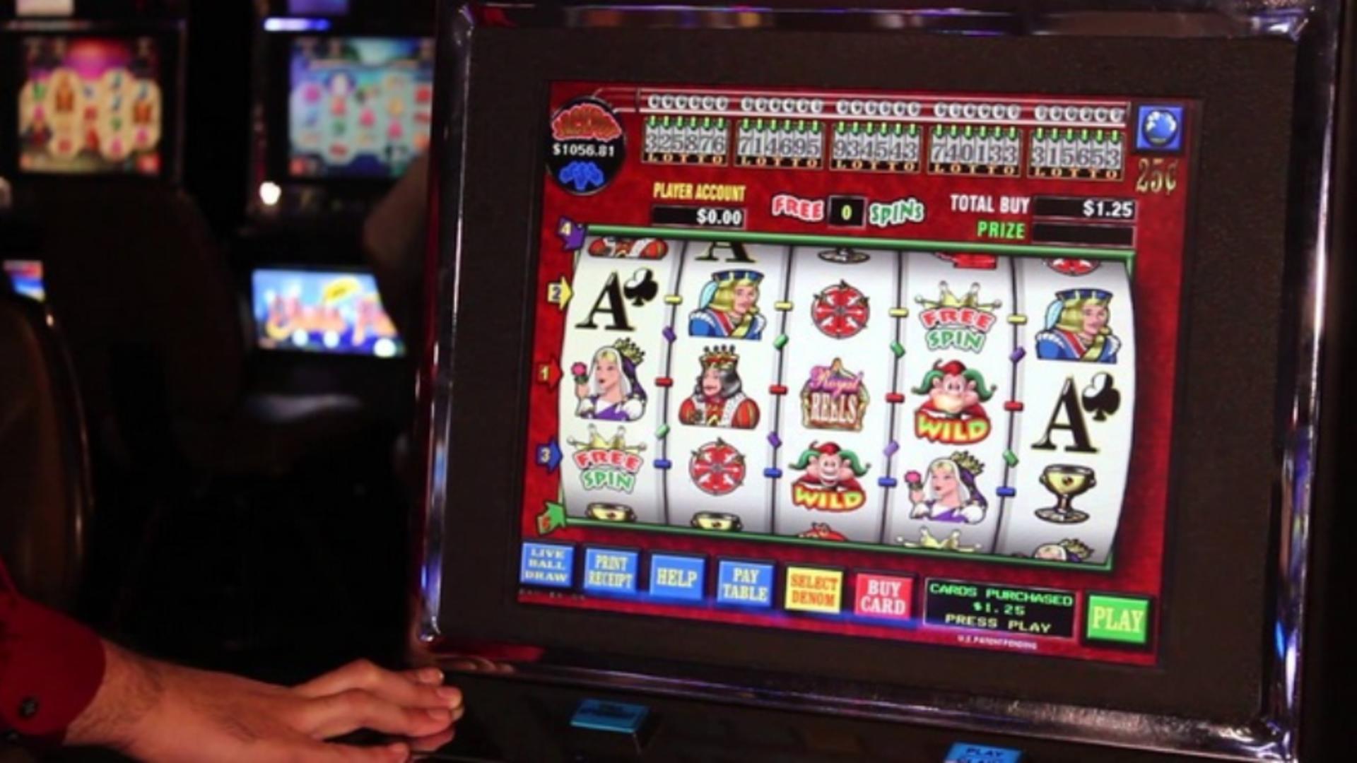 Jocurile de noroc ar putea fi interzise în localități. Cum văd românii această măsură-bombă 