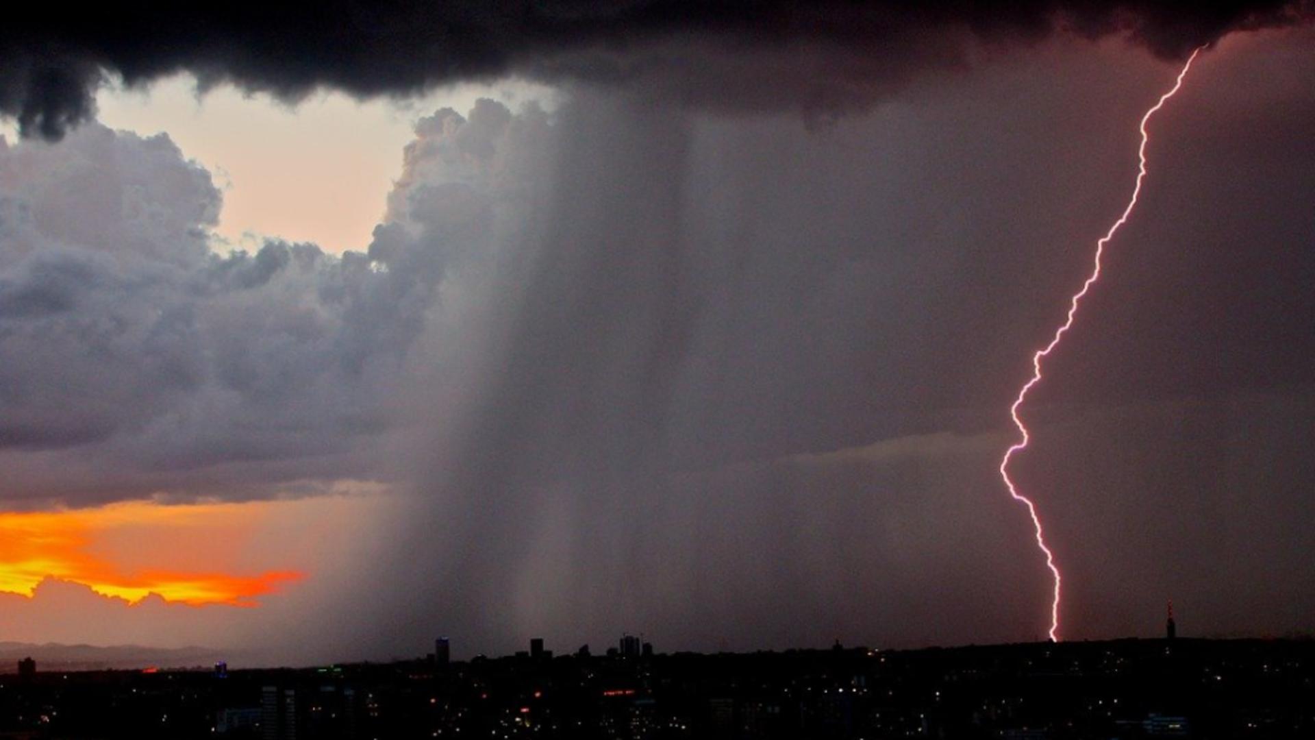 Avertizări meteo de fenomene periculoase imediate - Cod ROȘU de ploi, vijelii cu grindină în foarte multe zone din Arad