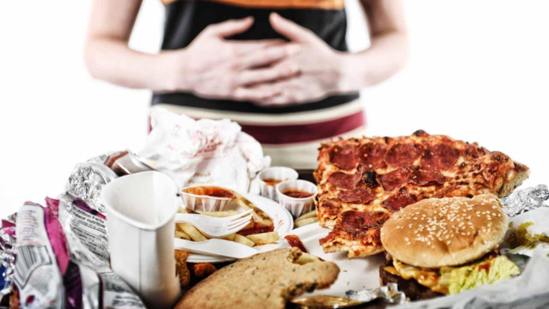 10 întrebări pe care să ți le pui atunci când îți vine să mănânci compulsiv