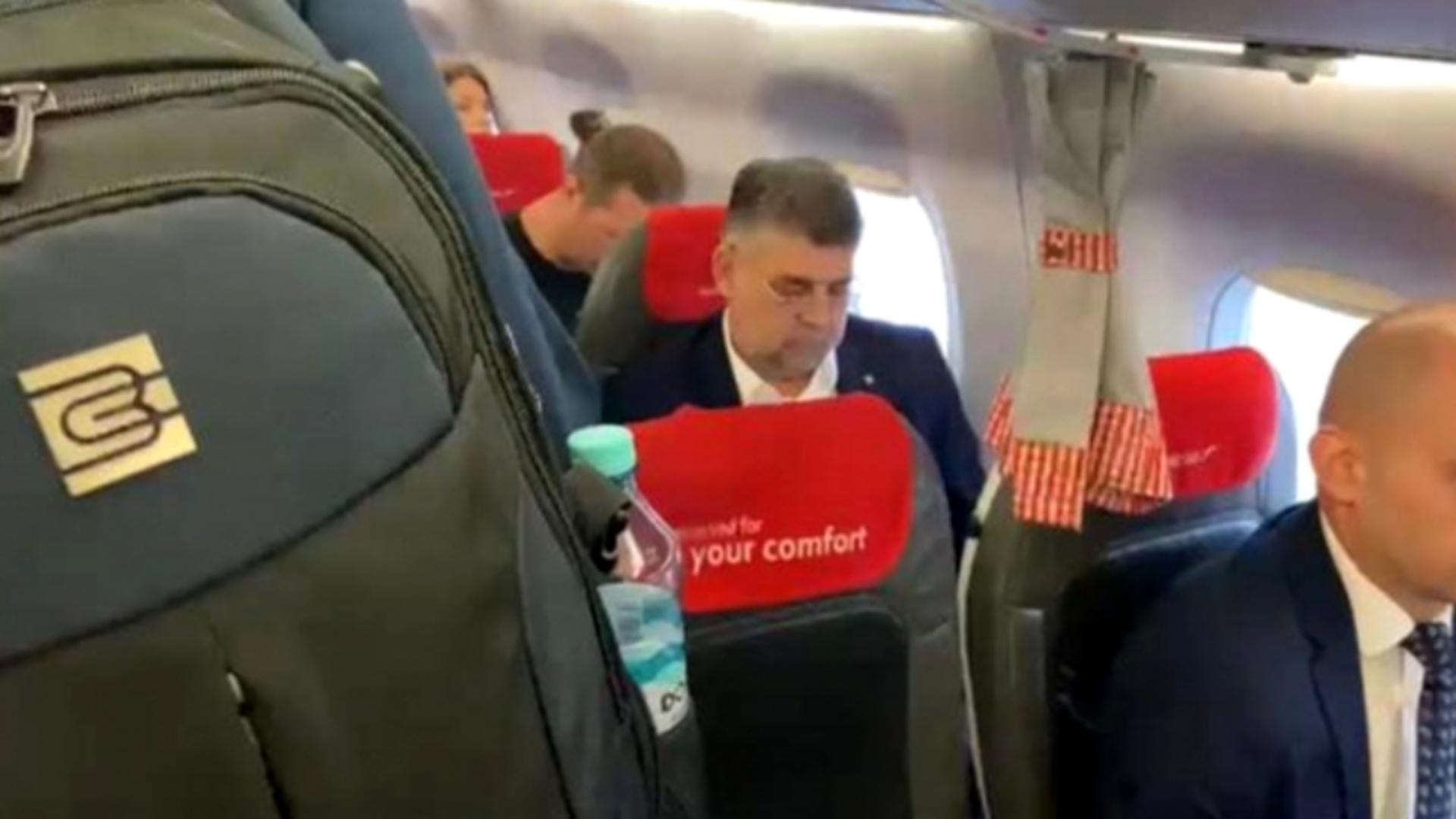Marcel Ciolacu, filmat și fotografiat în aeroport când își ridică singur bagajele – Premierul a ales să meargă cu un avion de linie în vizita din Germania