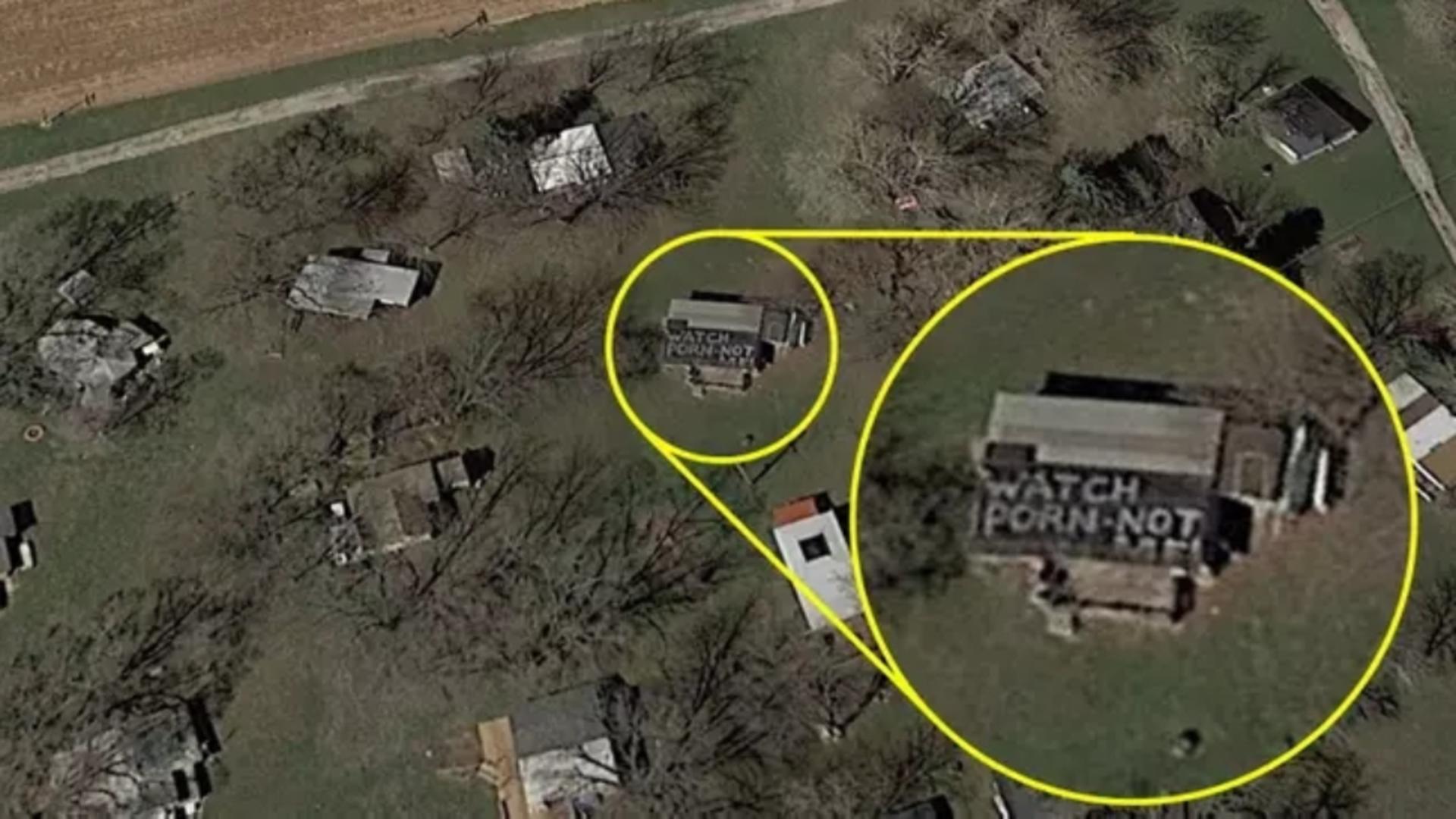 Un mega-mesaj obscen de pe acoperișul unei case este acum vedeta căutărilor pe Google Maps. Foto: Mirror 