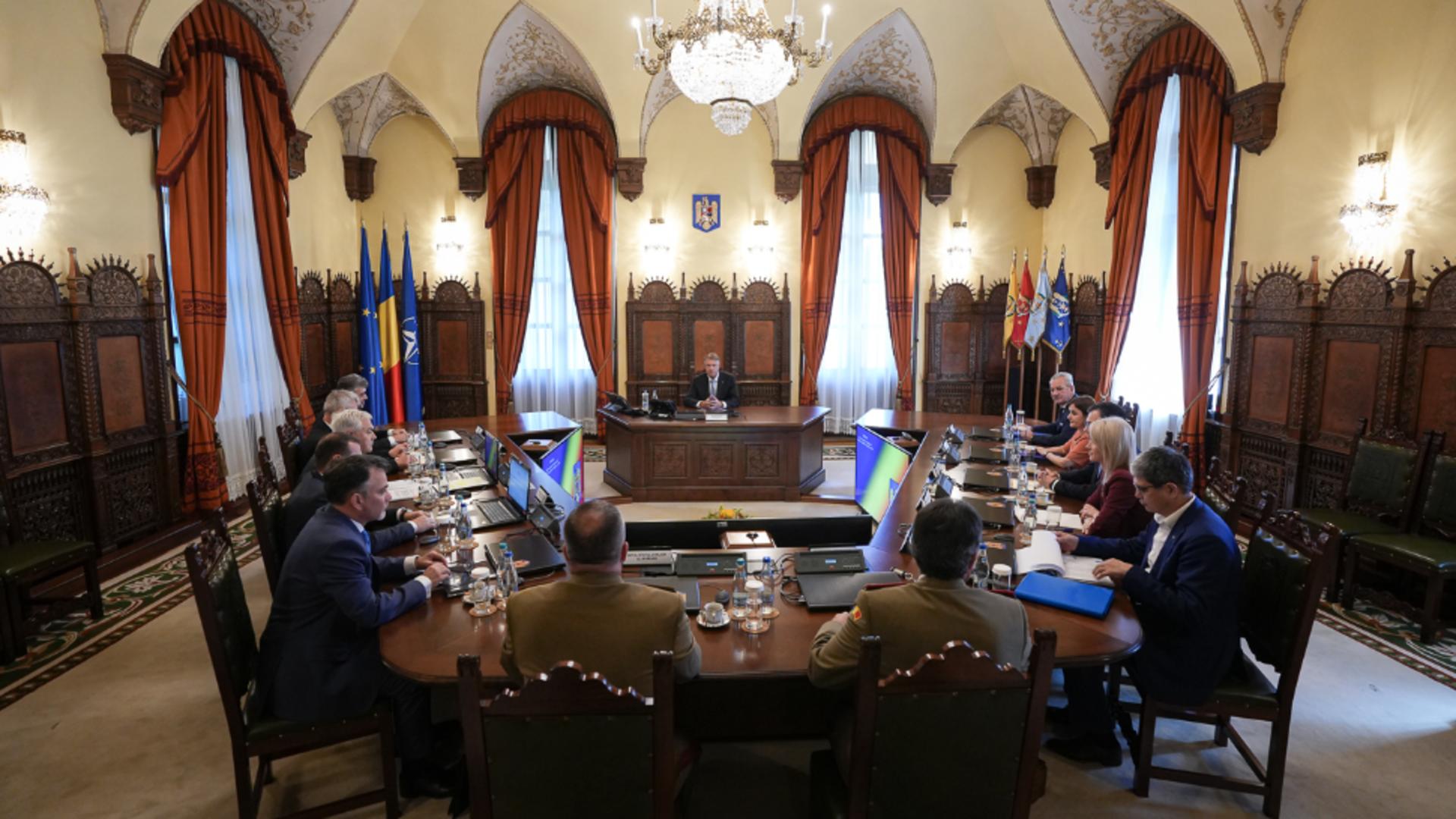 La ședință participă premierul Marcel Ciolacu și miniștrii de resort