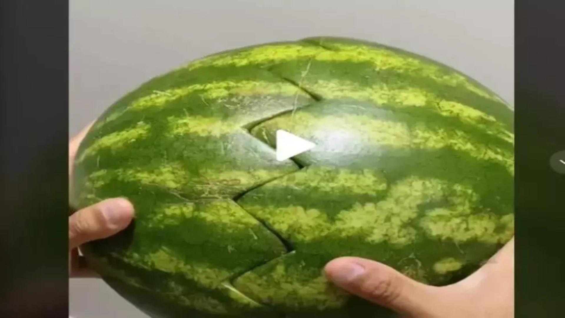 VIDEO – A tăiat pepenele pe jumătate – Ce a ieșit din el – Imaginile au devenit virale instant