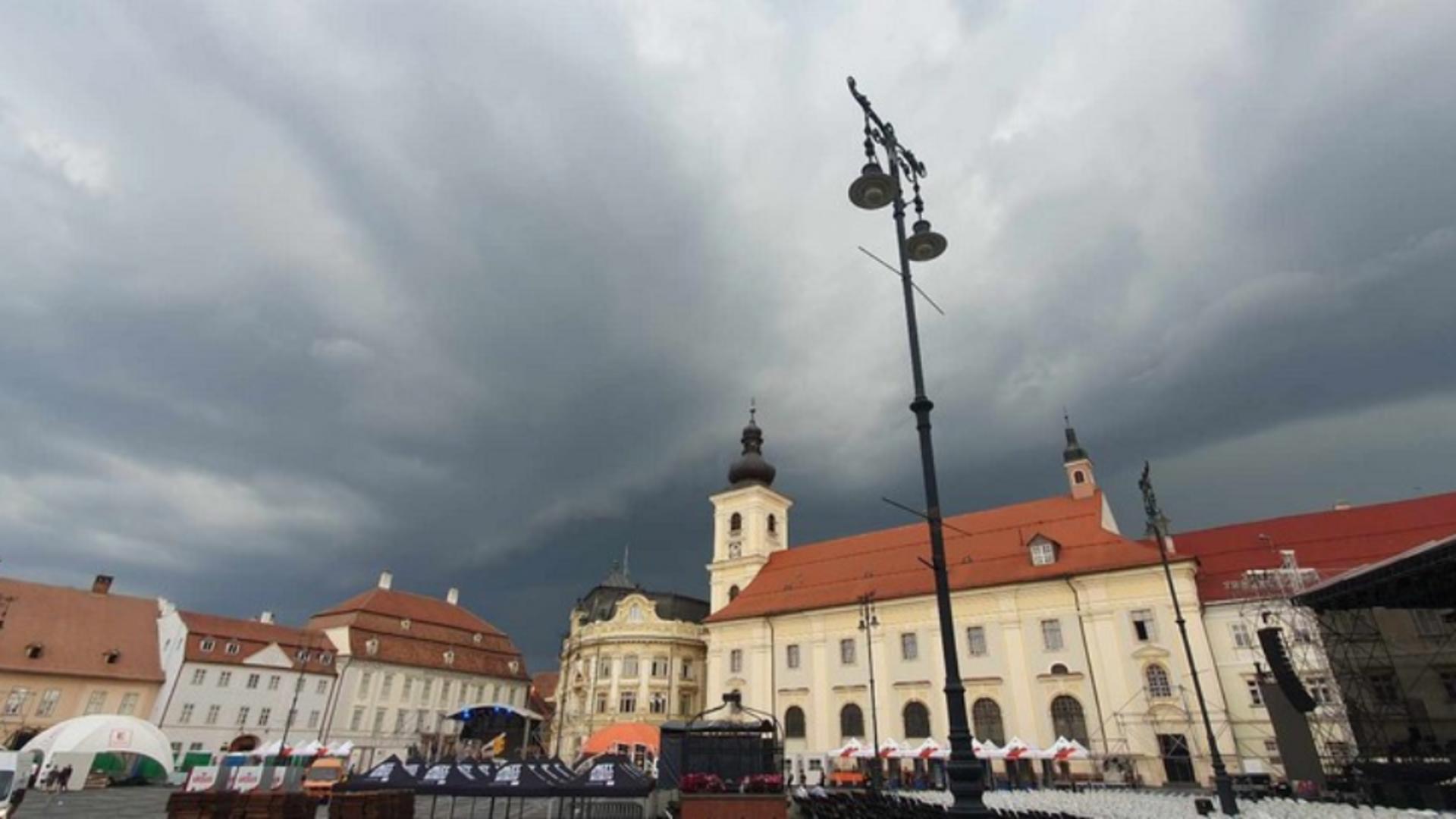 Matiz luat de vânt de pe o stradă din Sibiu, după o furtună puternică