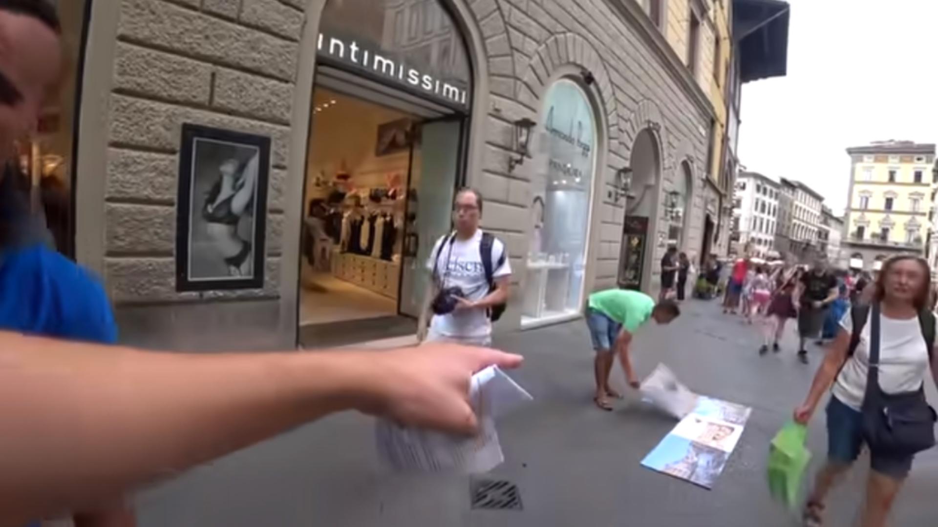 Escrocheria cu „tablourile” întinse pe jos continuă să facă victime printre turiști. Foto: Captură YouTube