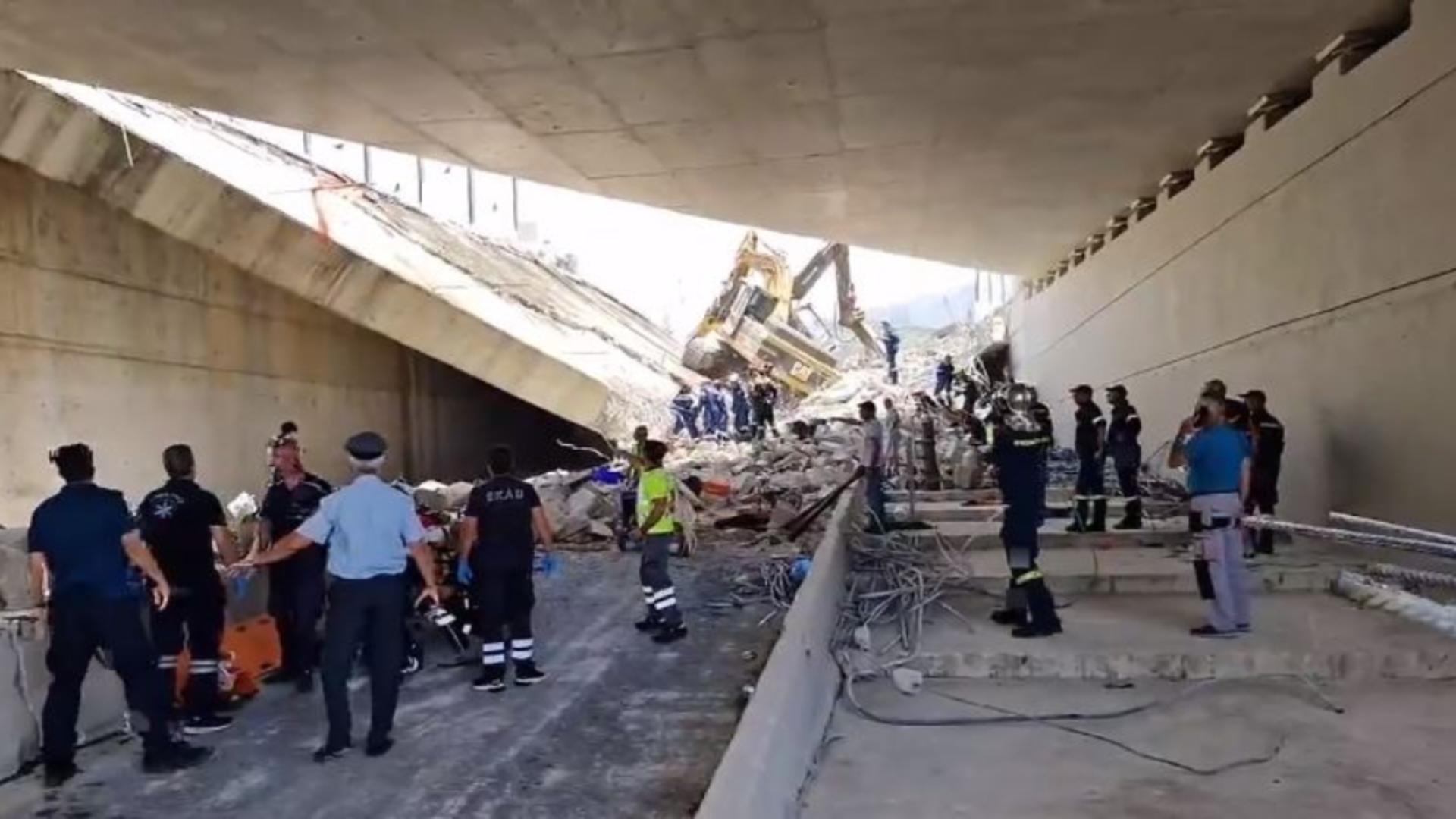 Un pod s-a prăbușit și cel puțin doi oameni au murit pe loc – Mai mulți răniți, prinși sub dărâmături – Imagini terifiante – VIDEO