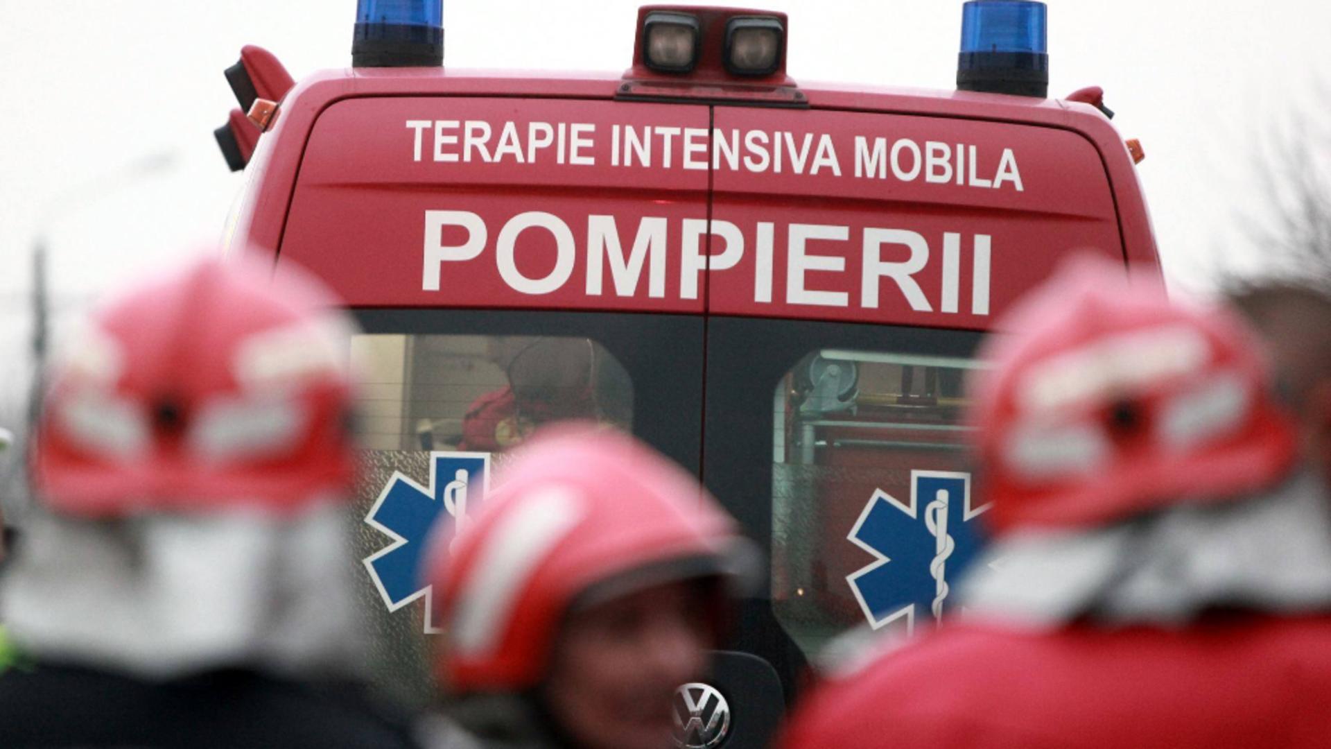 Un microbuz cu călători a luat foc în mers, la Vaslui. Cauza incendiului 