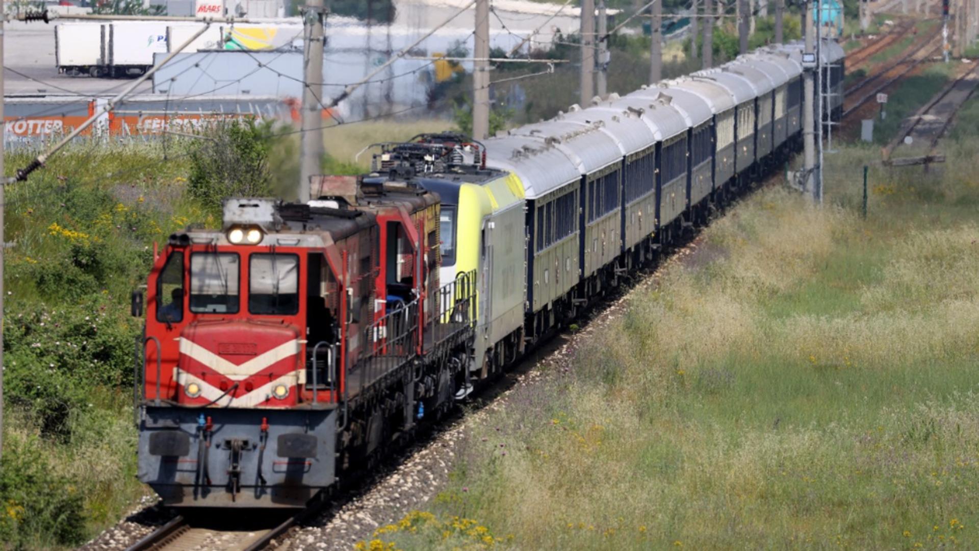 Un europarlamentar român explică drepturile călătorilor dacă le întârzie trenul. Foto: Profimedia