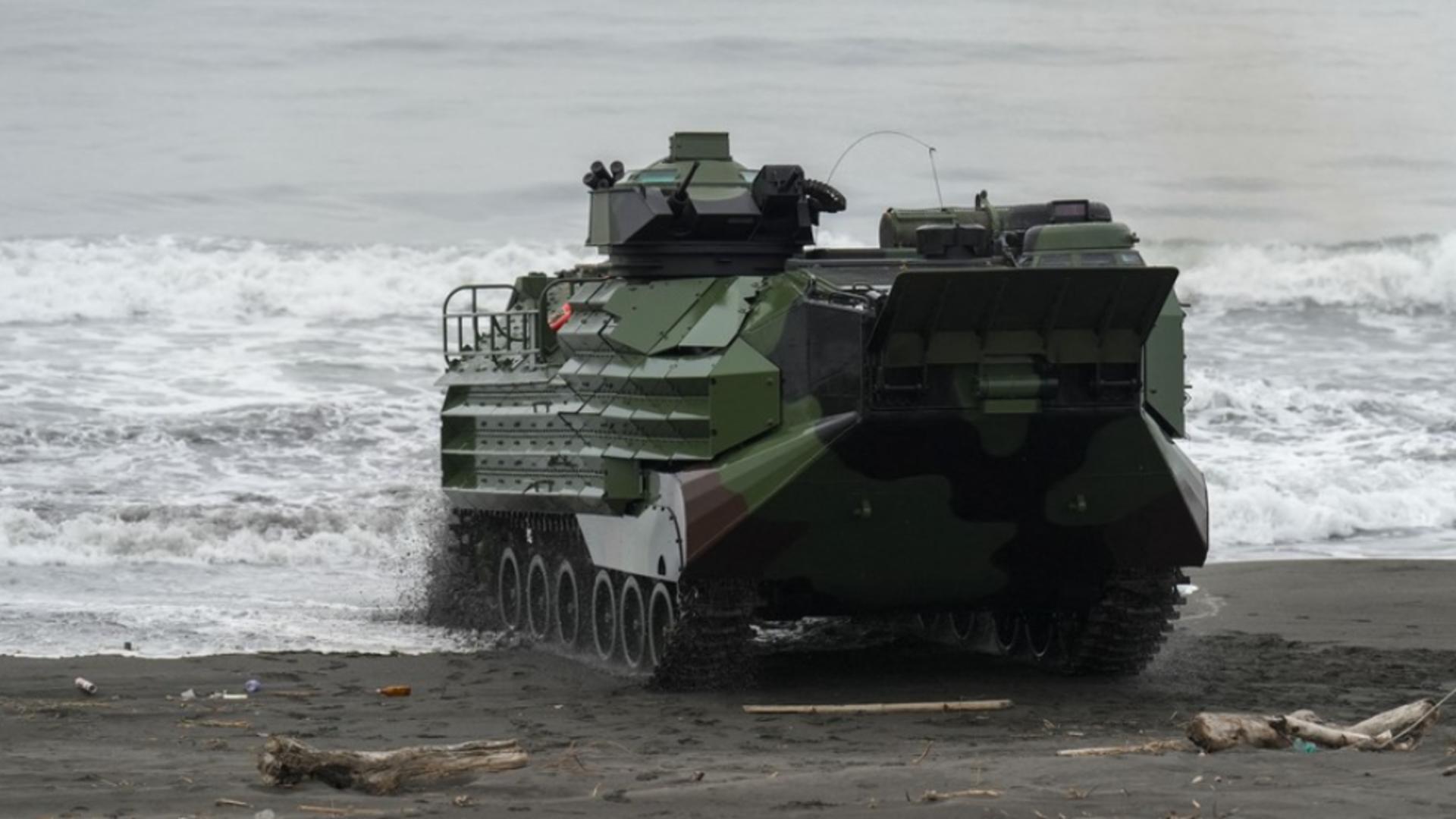 România cumpără 16 vehicule amfibii blindate de asalt de la americani. Foto: Profimedia