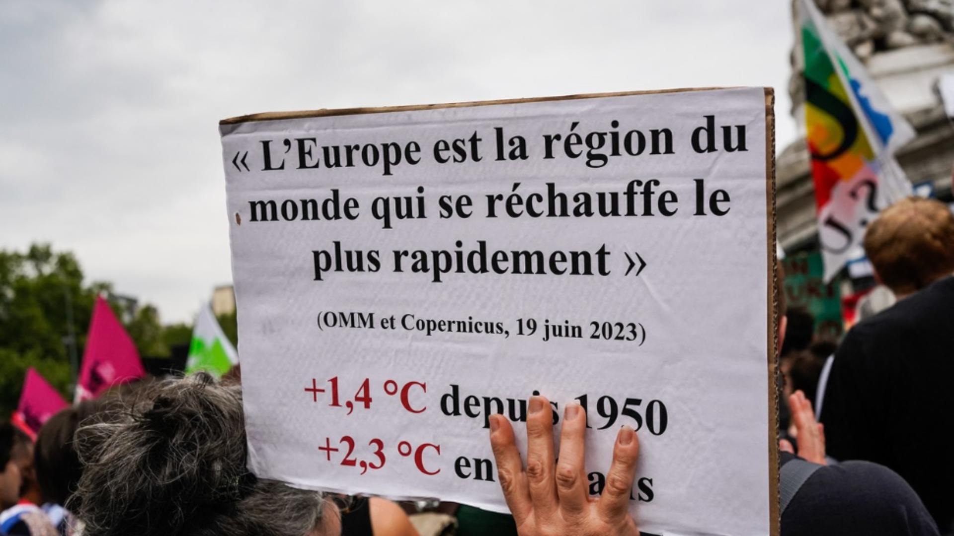 Protest față de politicile de mediu (Paris, Profimedia)