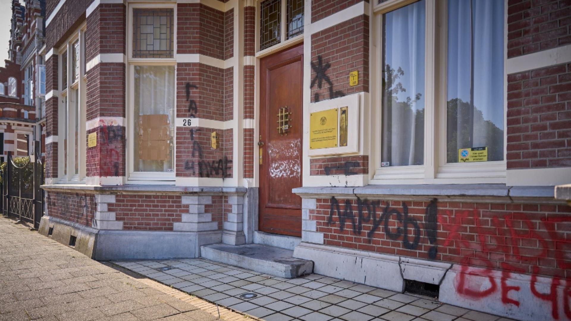 Ambasada Belarusului în Olanda a fost vandalizată. Geamuri sparte și ziduri „redecorate” cu mesaje pentru regimul de la Minsk
