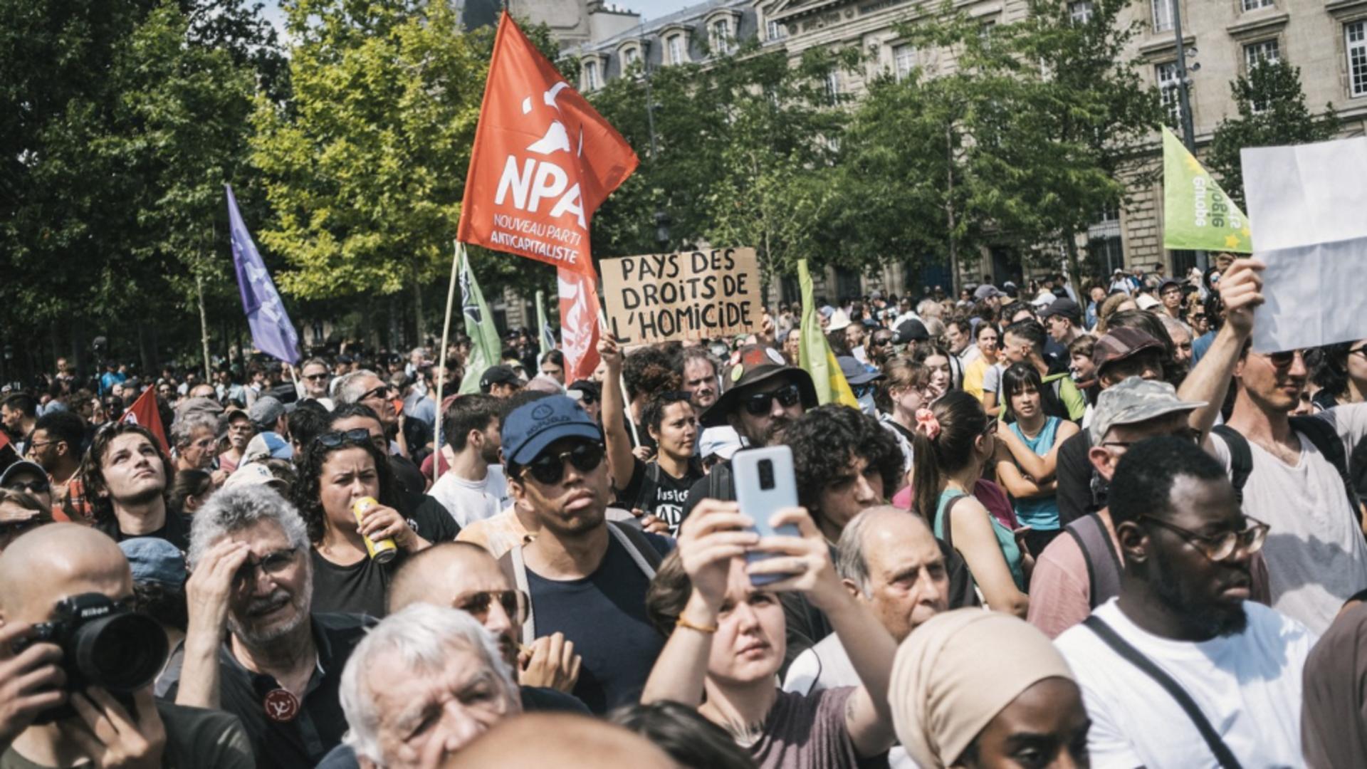 Franța continuă protestele. Peste 2.000 de oameni în stradă pentru tinerii uciși de polițiști