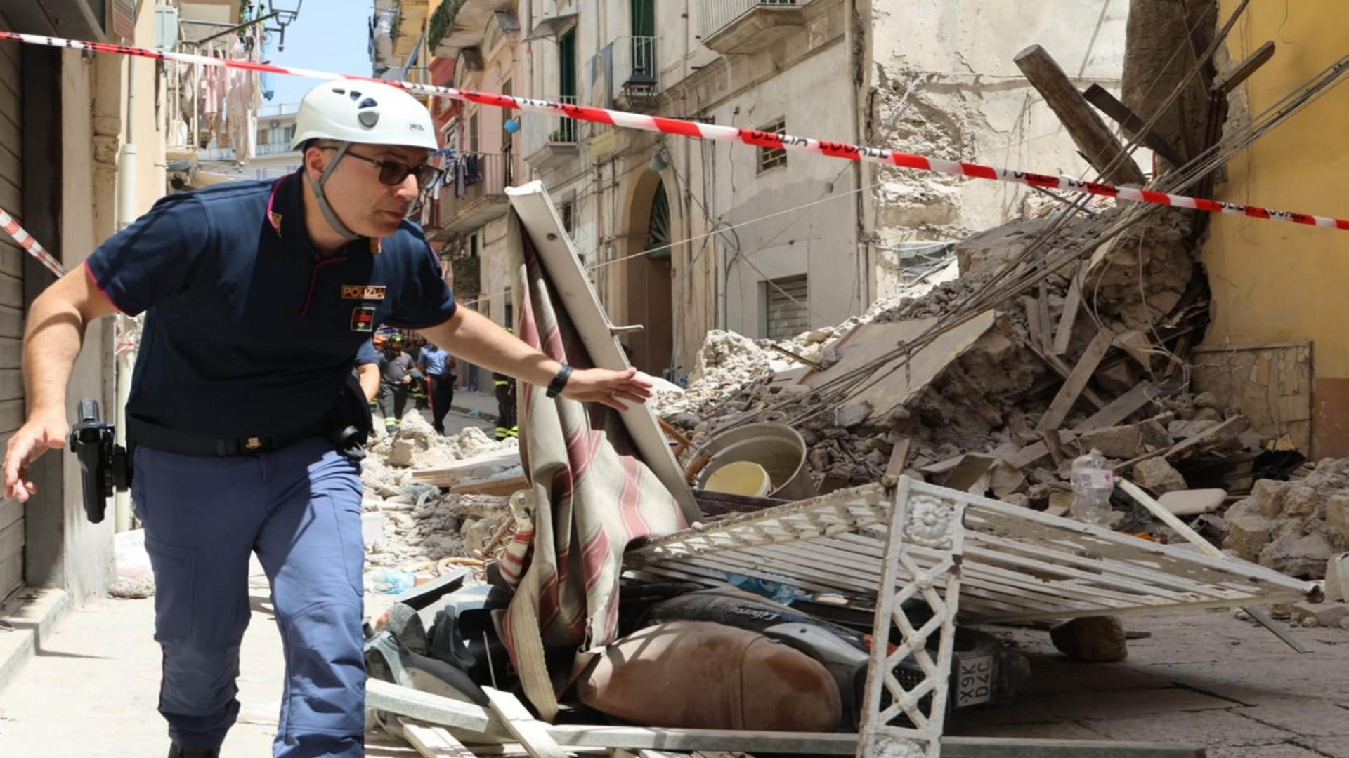 Intervenție contracronometru lângă Napoli. O clădire s-a prăbușit, se caută victime sub ruine - FOTO
