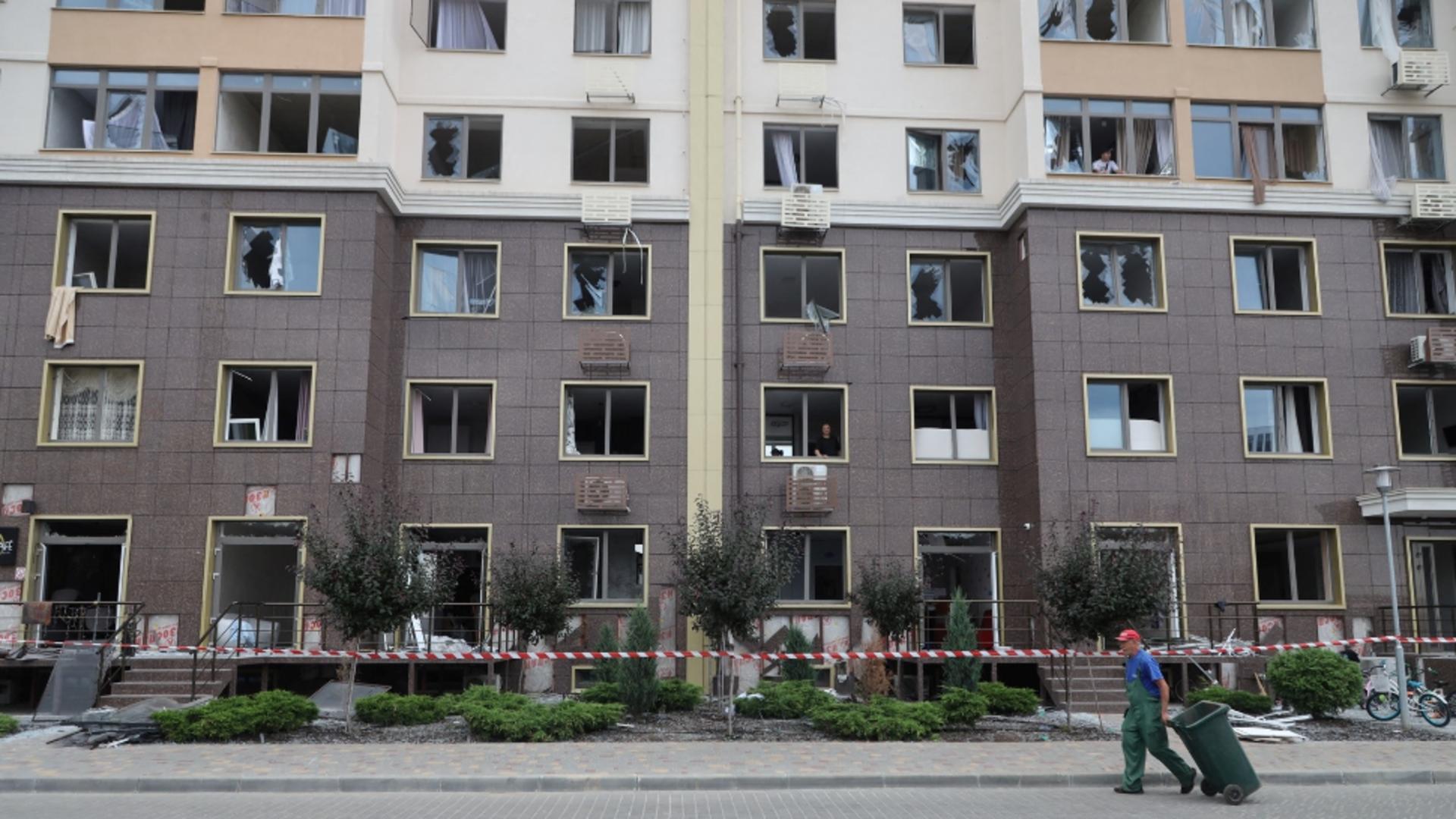 Vladimir Putin a dezlănțuit iadul în Crimeea. Momentul înspăimântător în care o bombă rusească lovește un cartier cu blocuri înalte din Odesa