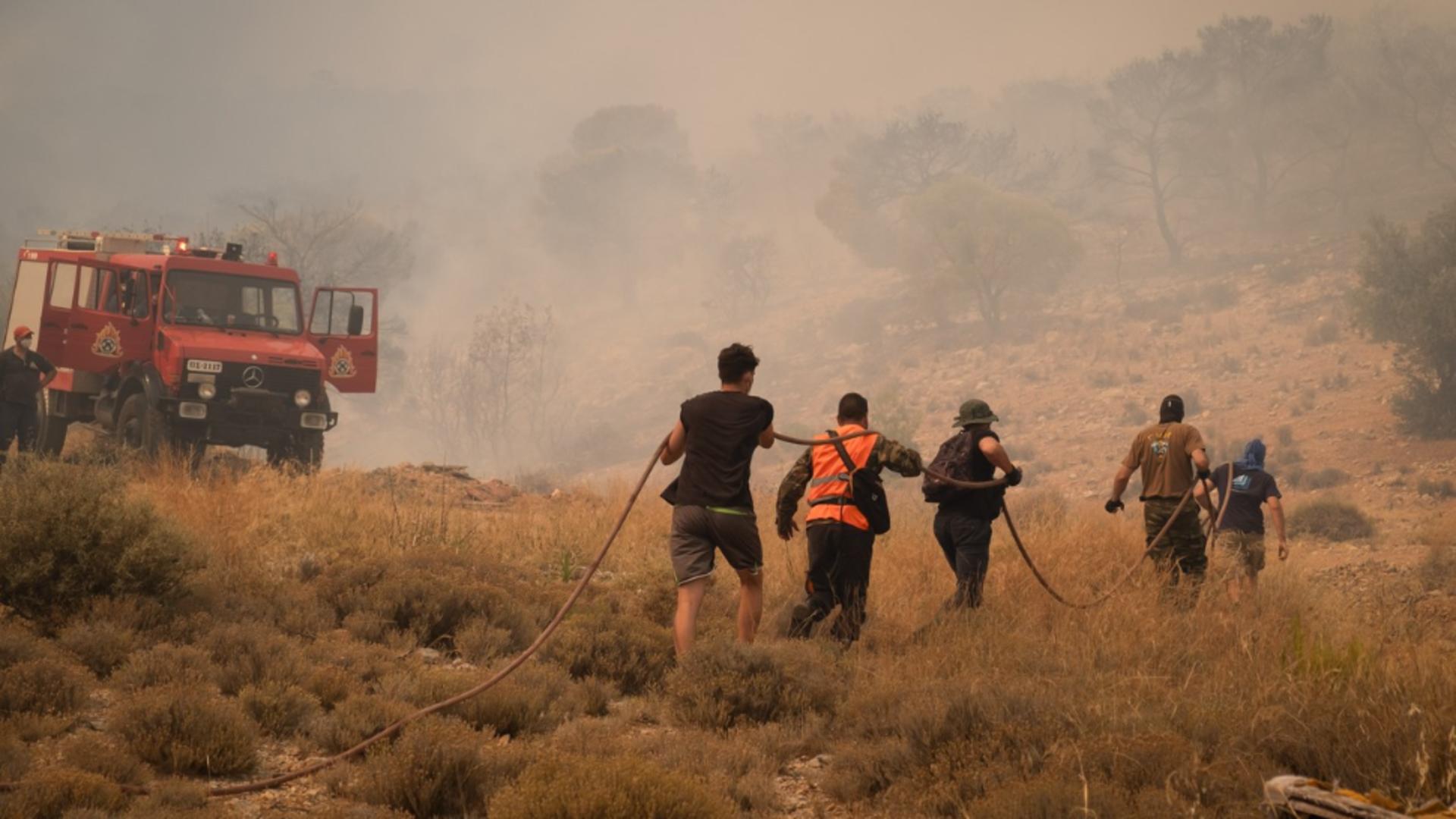 Intervenție la incendiile de vegetație din regiunea Atenei (Profimedia)