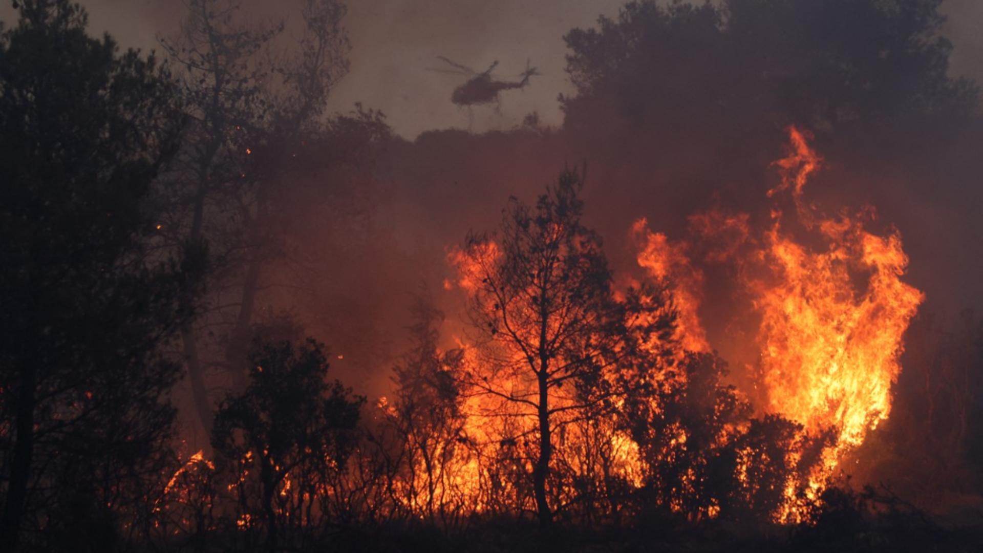Πάνω από 2.000 τουρίστες απομακρύνθηκαν από τη Ρόδο λόγω τεράστιων πυρκαγιών – 8.000 άλλοι εξακολουθούν να κινδυνεύουν – Εικόνες εφιάλτης