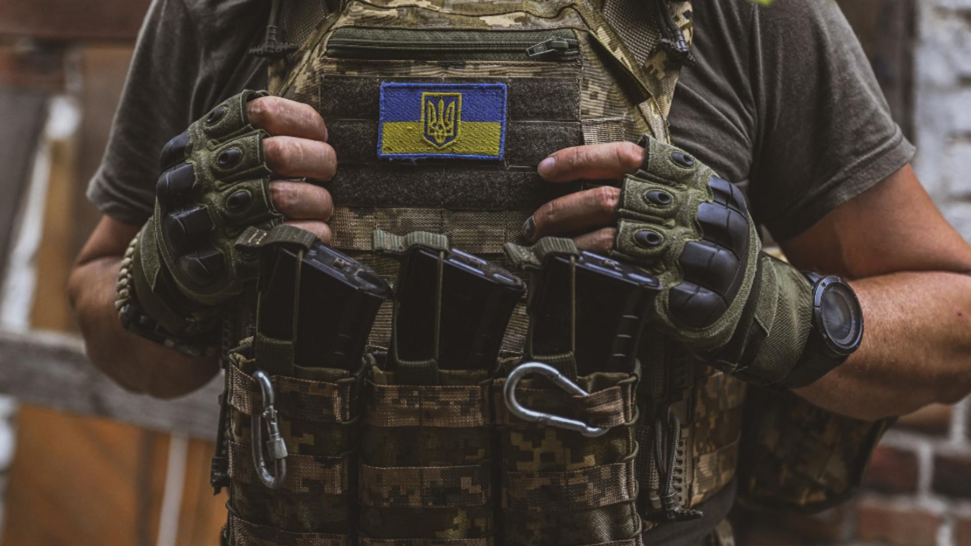 Bărbații ucraineni dau bir cu fugiții ca să nu fie trimiși pe front. Armata îi caută cu drona
