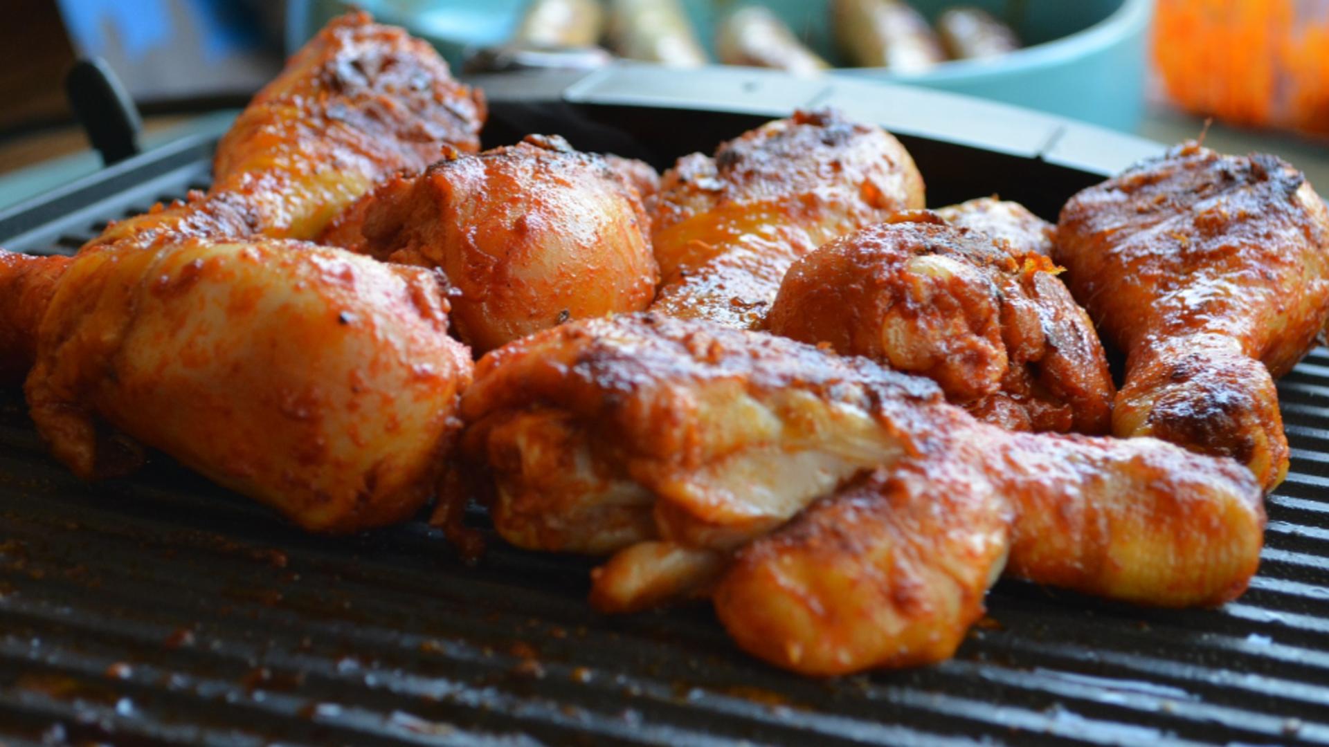 Pulpe de pui marinate, la grătar sau la cuptor – Rețeta specială pentru o masă ideală, cu puține calorii