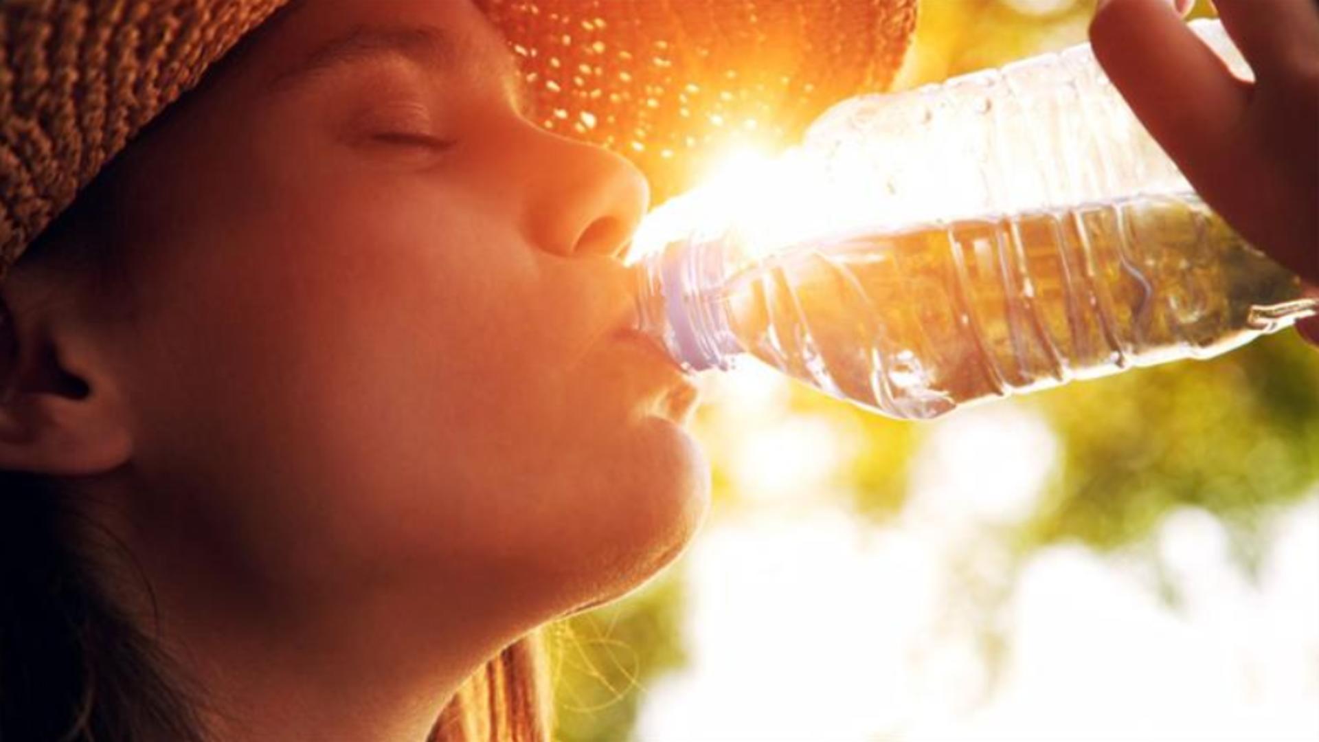 De ce nu trebuie să bei apă rece pe CANICULĂ – Pericolul uriaș la care te expui fără să știi